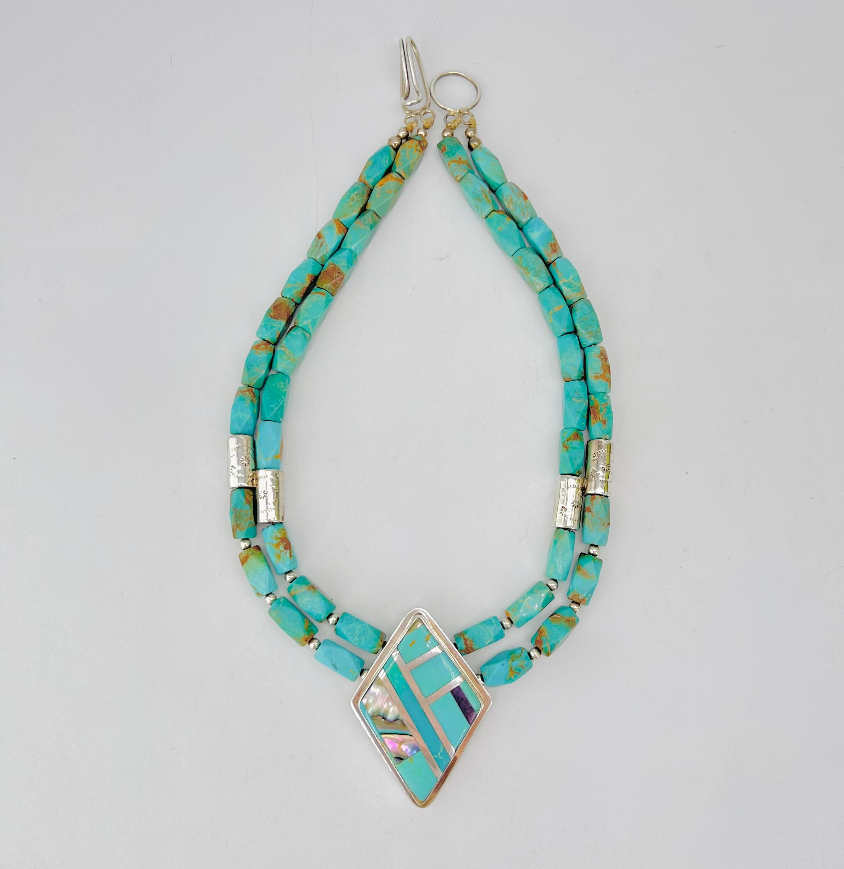 Dies ist eine sehr begehrte Halskette von einer der besten Kewa-Künstlerinnen, Nestoria Coriz. Sie ist Mitglied des Santo Domingo Pueblo Tribe, in der Nähe von Santa Fe, NM - wo das Schleifen von Edelsteinen und die Herstellung von Edelsteinperlen