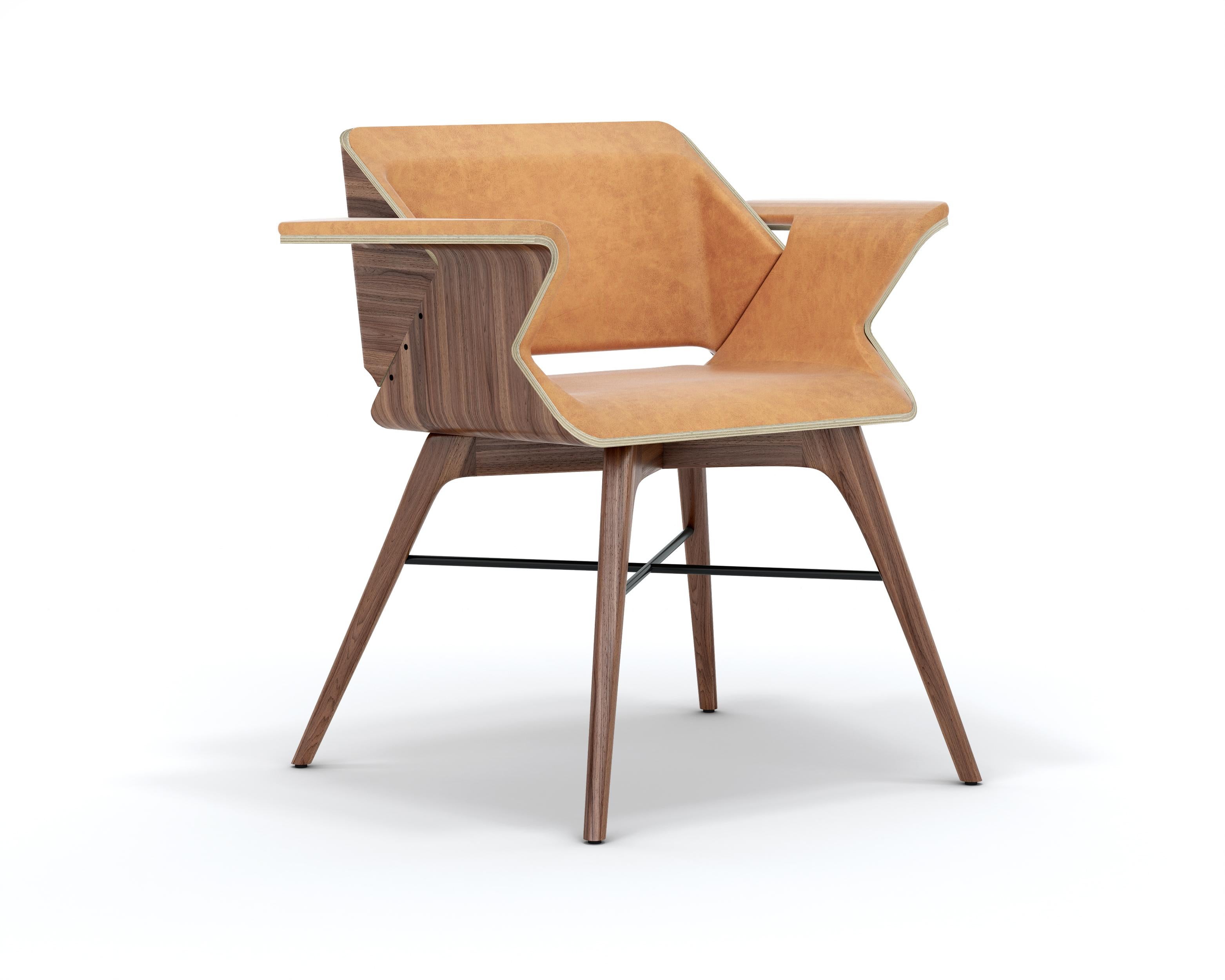Nestwings-Stuhl aus Nussbaumholz von AROUNDtheTREE