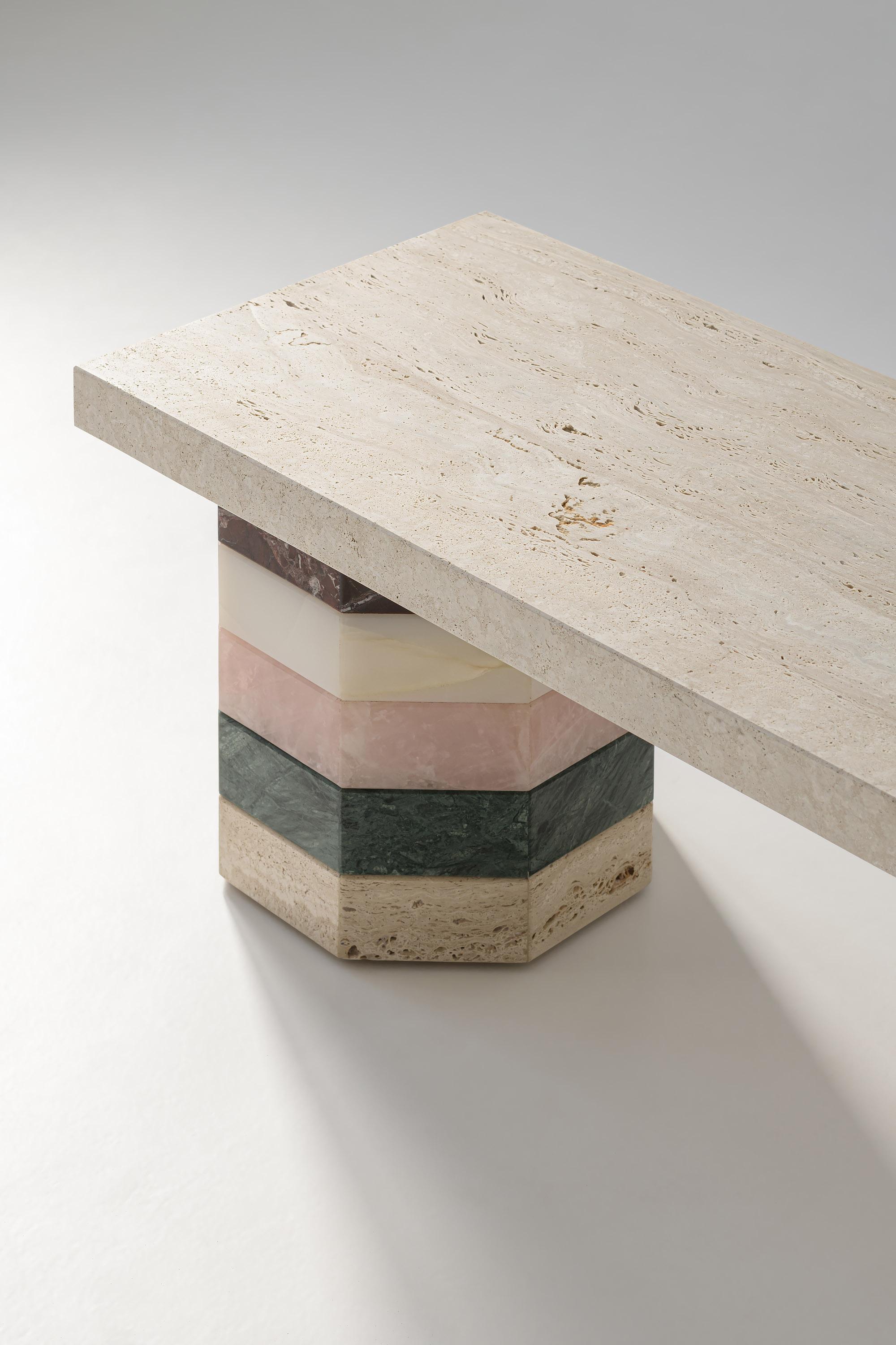 Elegante e scultoreo, realizzato in travertino, marmo e onice, tre materiali lussuosi che conferiscono un'estetica sofisticata e senza tempo.