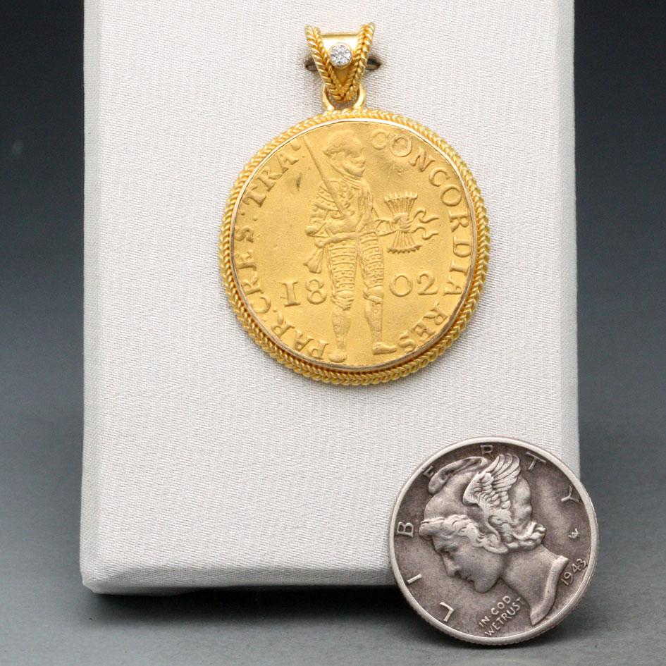 Die niederländische Golddukatenmünze wurde von 1586 bis 1802 in einem unveränderten Design geprägt. Diese Münze wurde während der niederländischen Kolonialzeit verwendet  in ihren Kolonien, darunter 