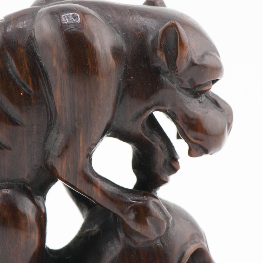 Netsuke 20th C Japanese Japan Dog eating Skull For Sale 7