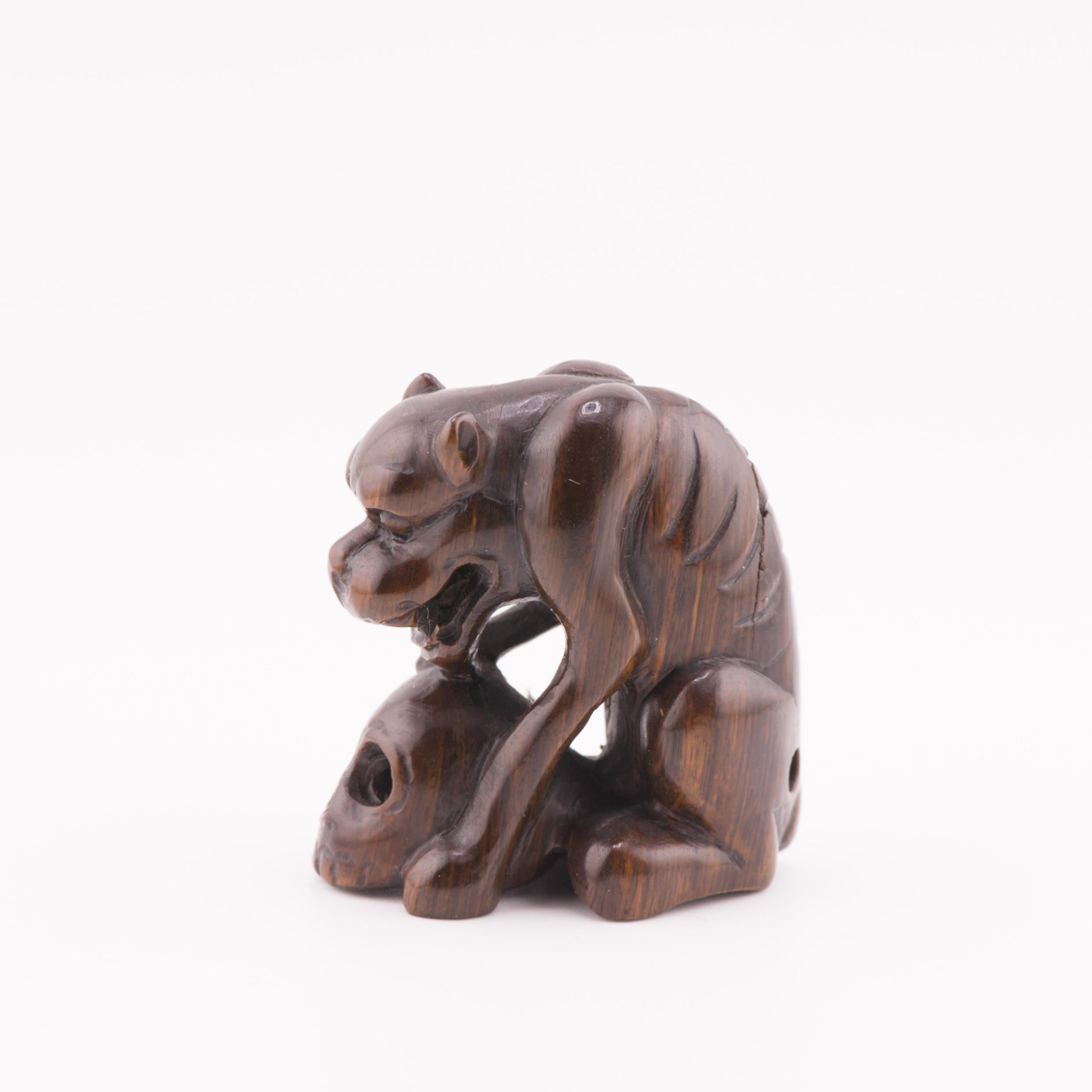 Netsuke 20th C Japanese Japan Dog eating Skull For Sale 8