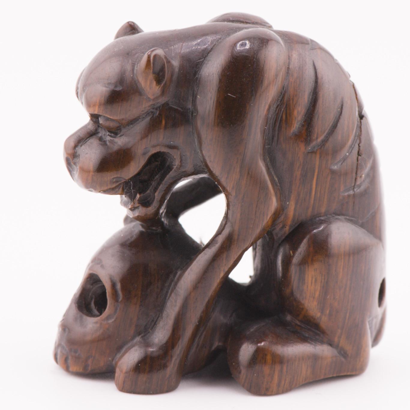 Netsuke 20th C Japanese Japan Dog eating Skull For Sale 9