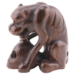 Netsuke 20° secolo Giappone A.I.C. Cane che mangia Teschio