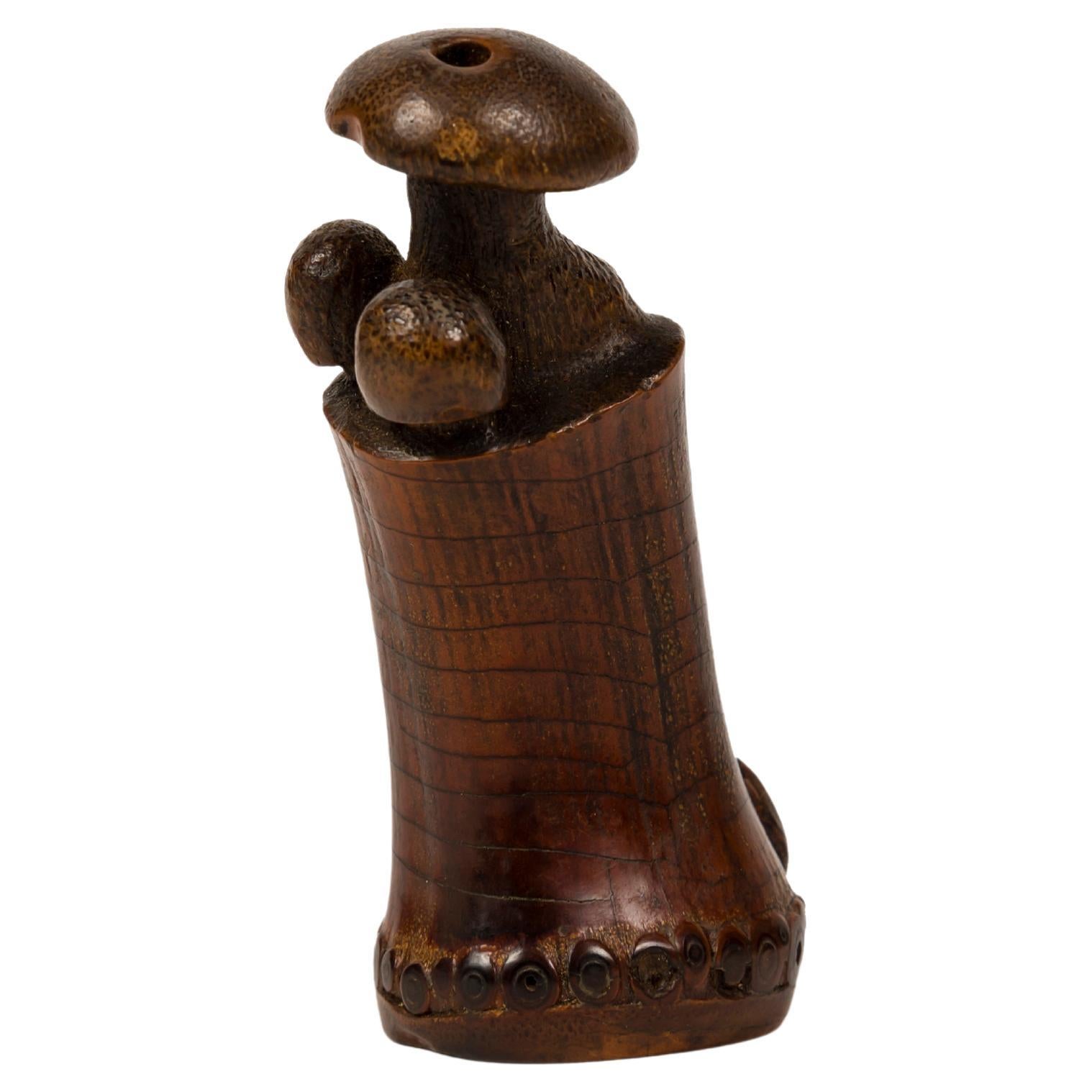 Netsuke in bamboo in the form of a mushroom