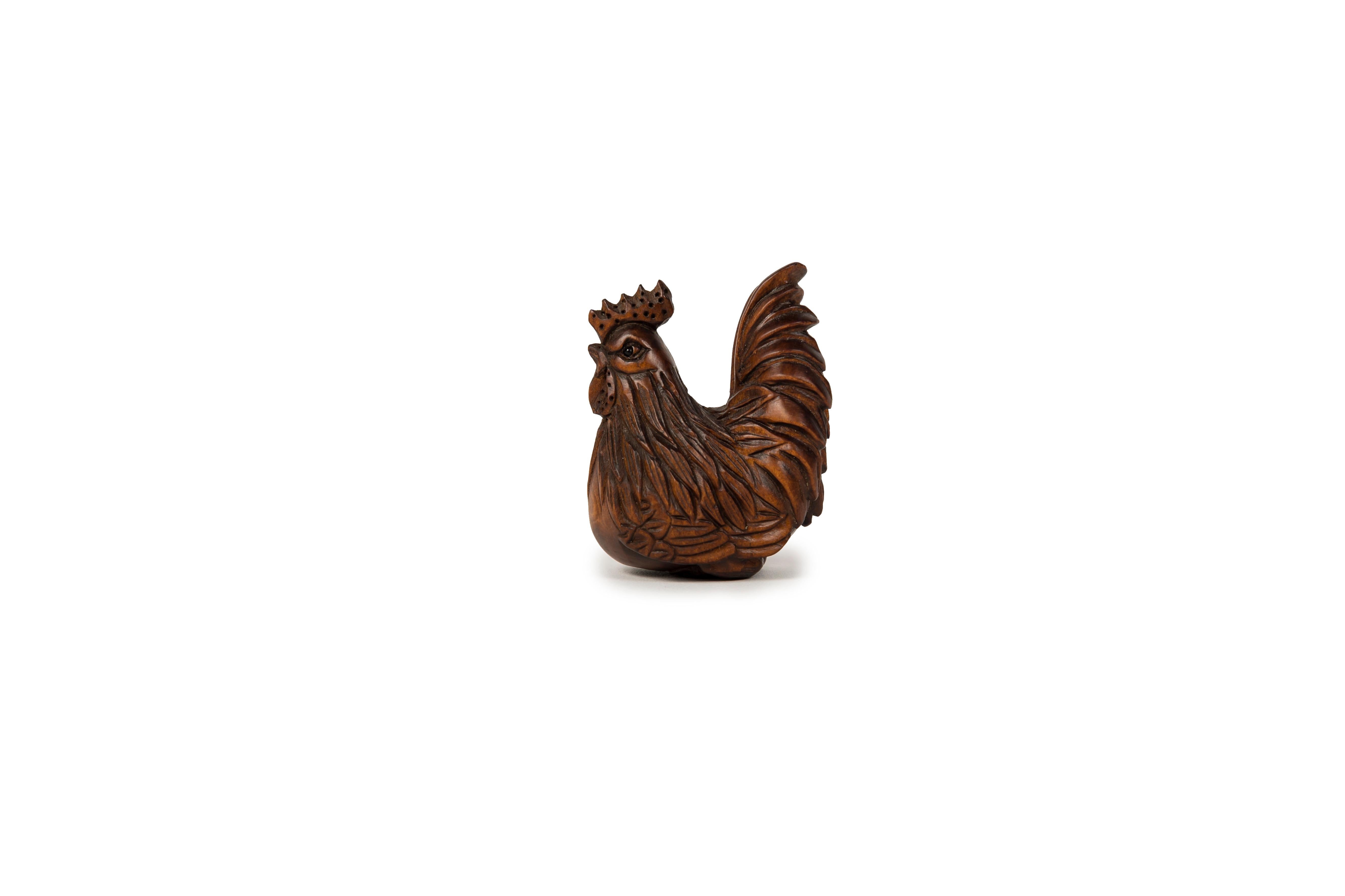 Sculpté à la main Netsuke in Boxwood in the form of a seated rooster en vente