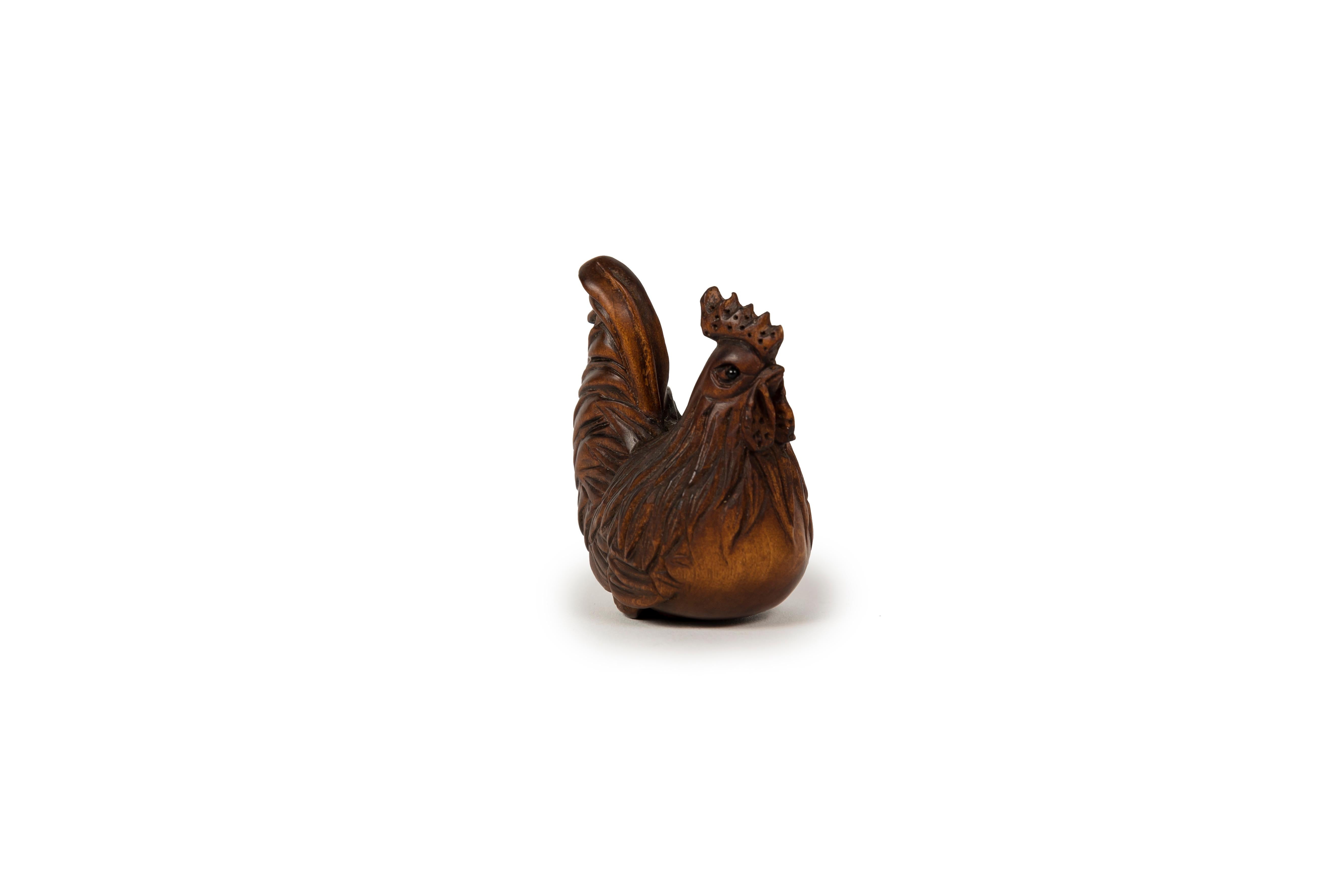 Netsuke in Boxwood in the form of a seated rooster Bon état - En vente à PARIS, FR