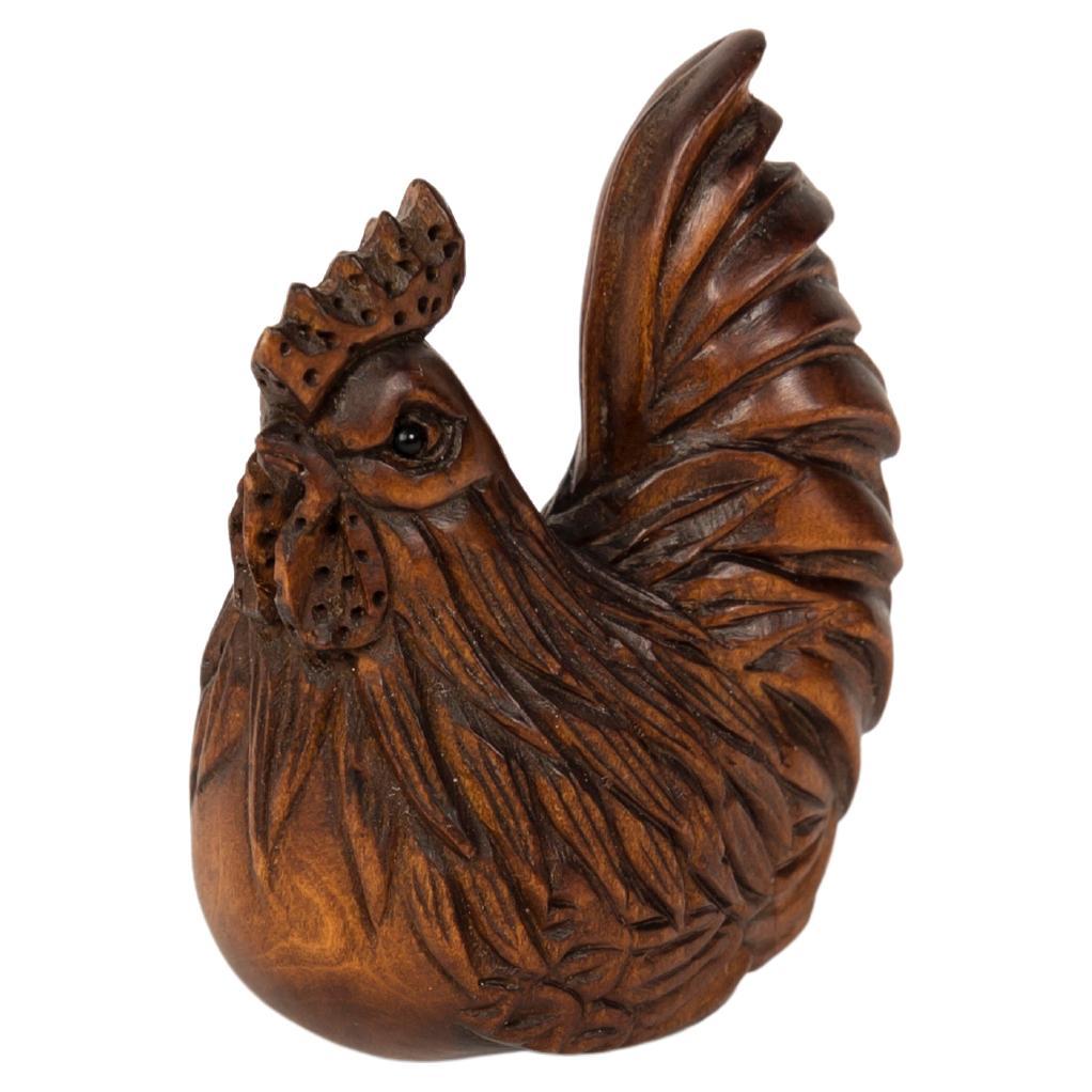 Netsuke in Boxwood in the form of a seated rooster en vente