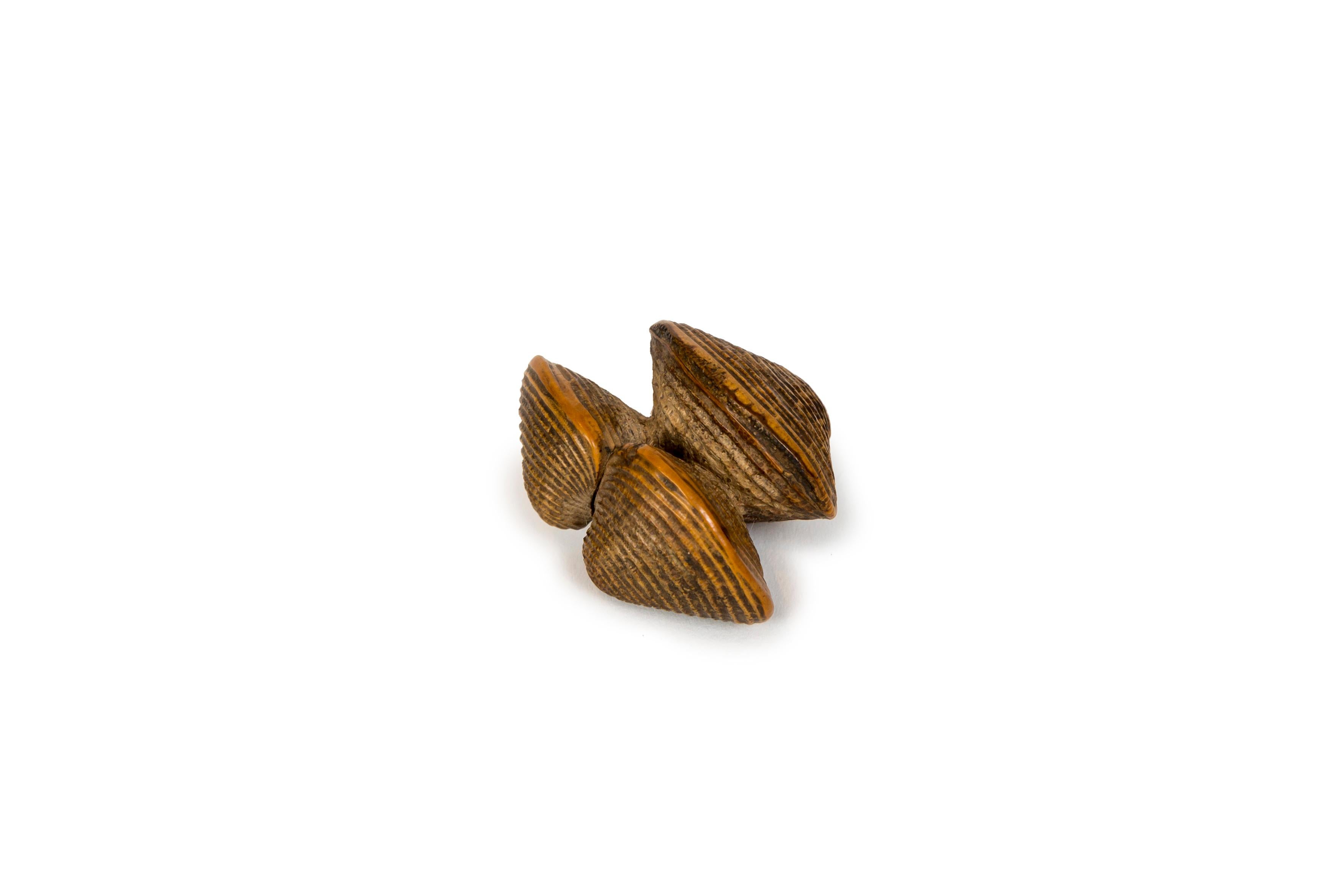 Edo Netsuke en buis en forme de trois bouchons en vente
