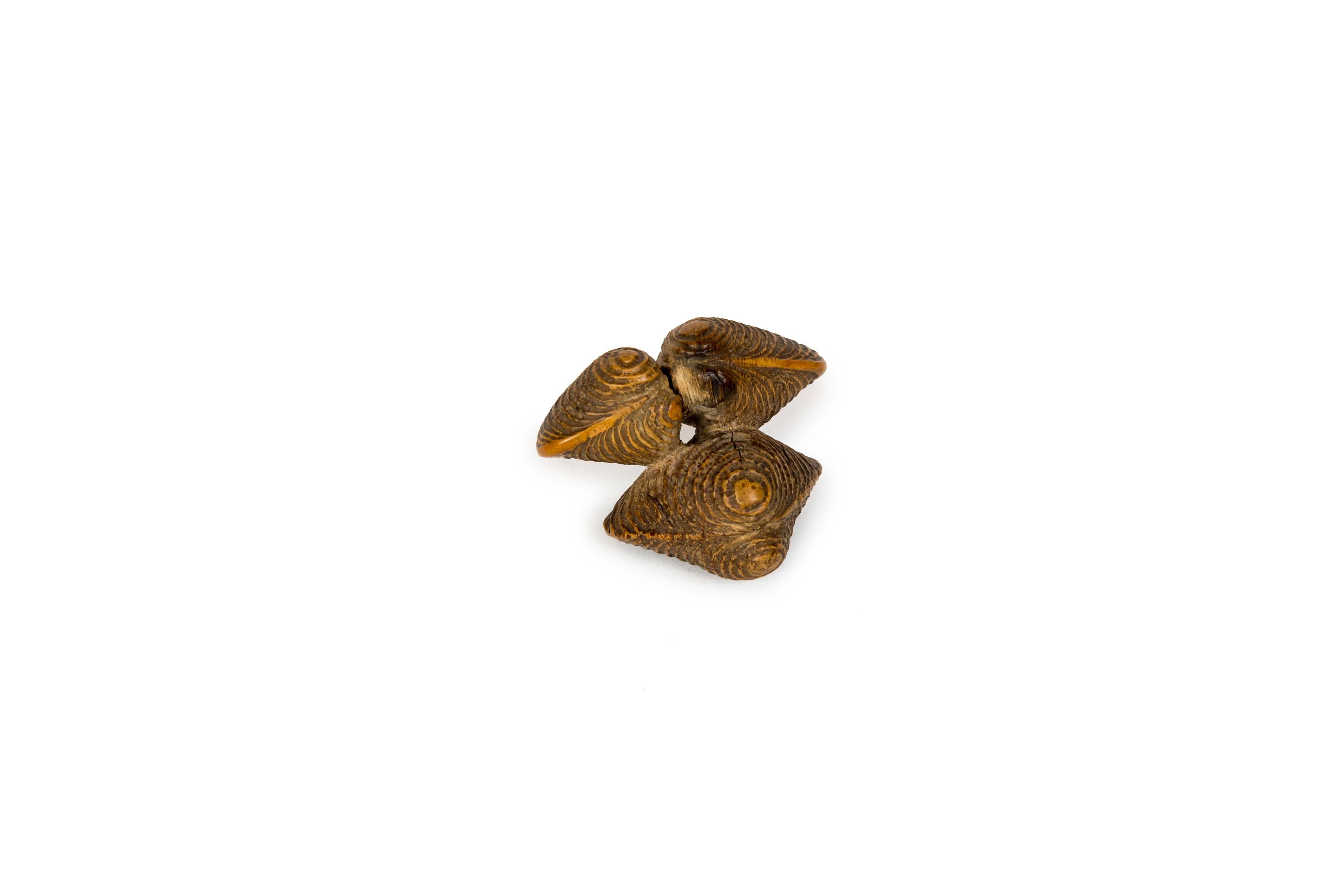 Japonais Netsuke en buis en forme de trois bouchons en vente