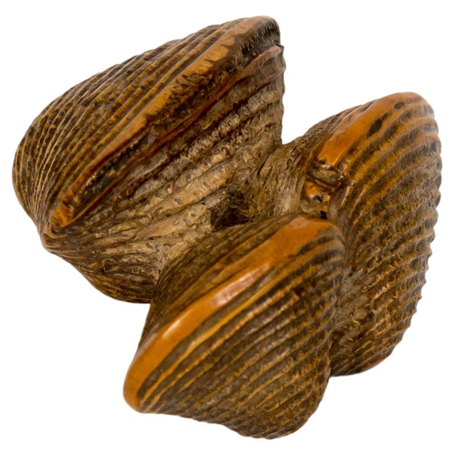 Netsuke in boxwood in the form of three clams