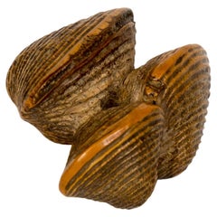 Netsuke de madera de boj en forma de tres almejas