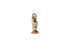 Netsuke in deer antler in the form of a feminine figure in traditionnal clothing