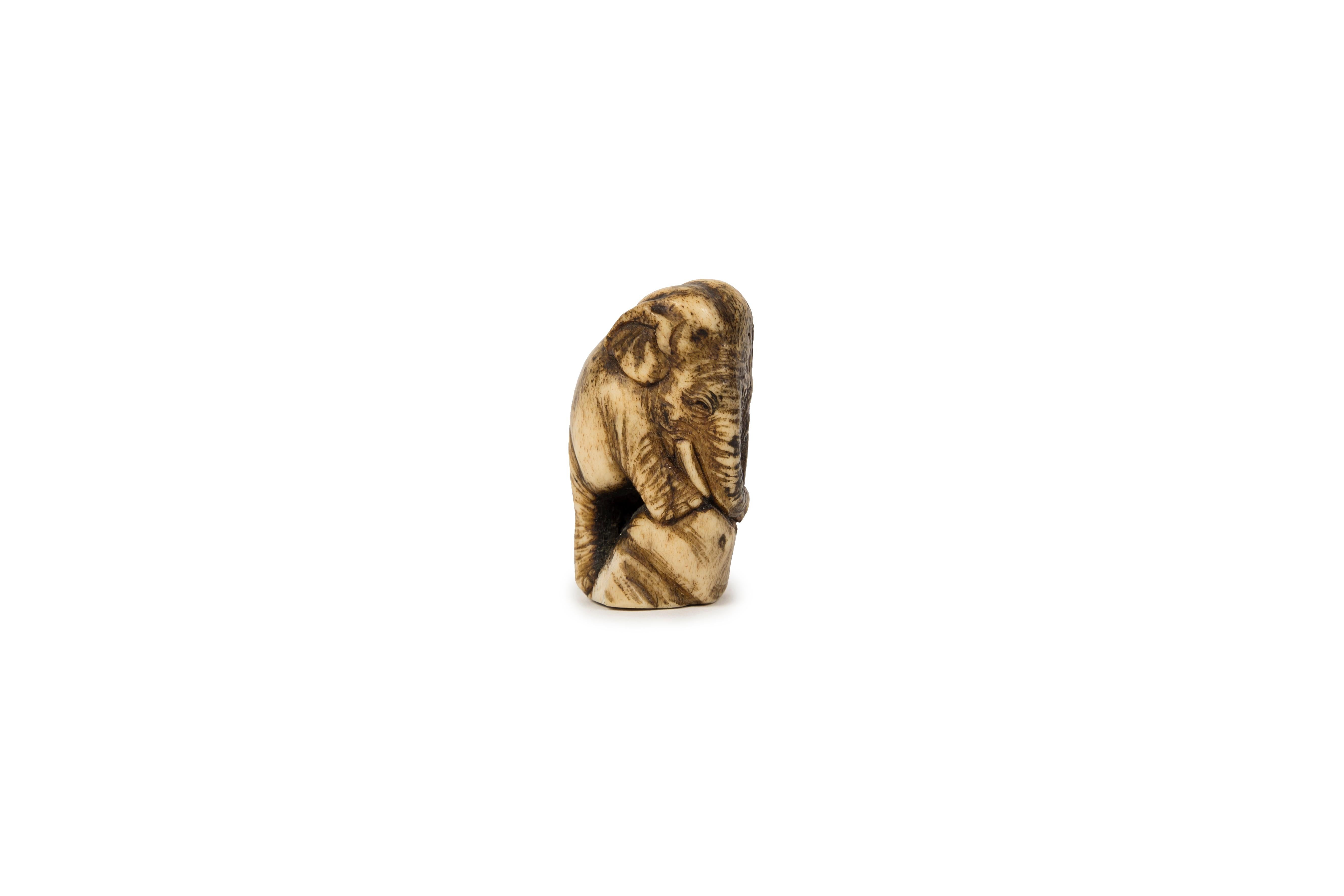 Netsuke in deer antler in the form of Asian elephant. Everywhere in Asia the elephant symbolizes strength and wisdom. As a spiritual guide it also symbolizes power and longevity. 
The kimono being a piece of cloth mostly designed without any pocket,