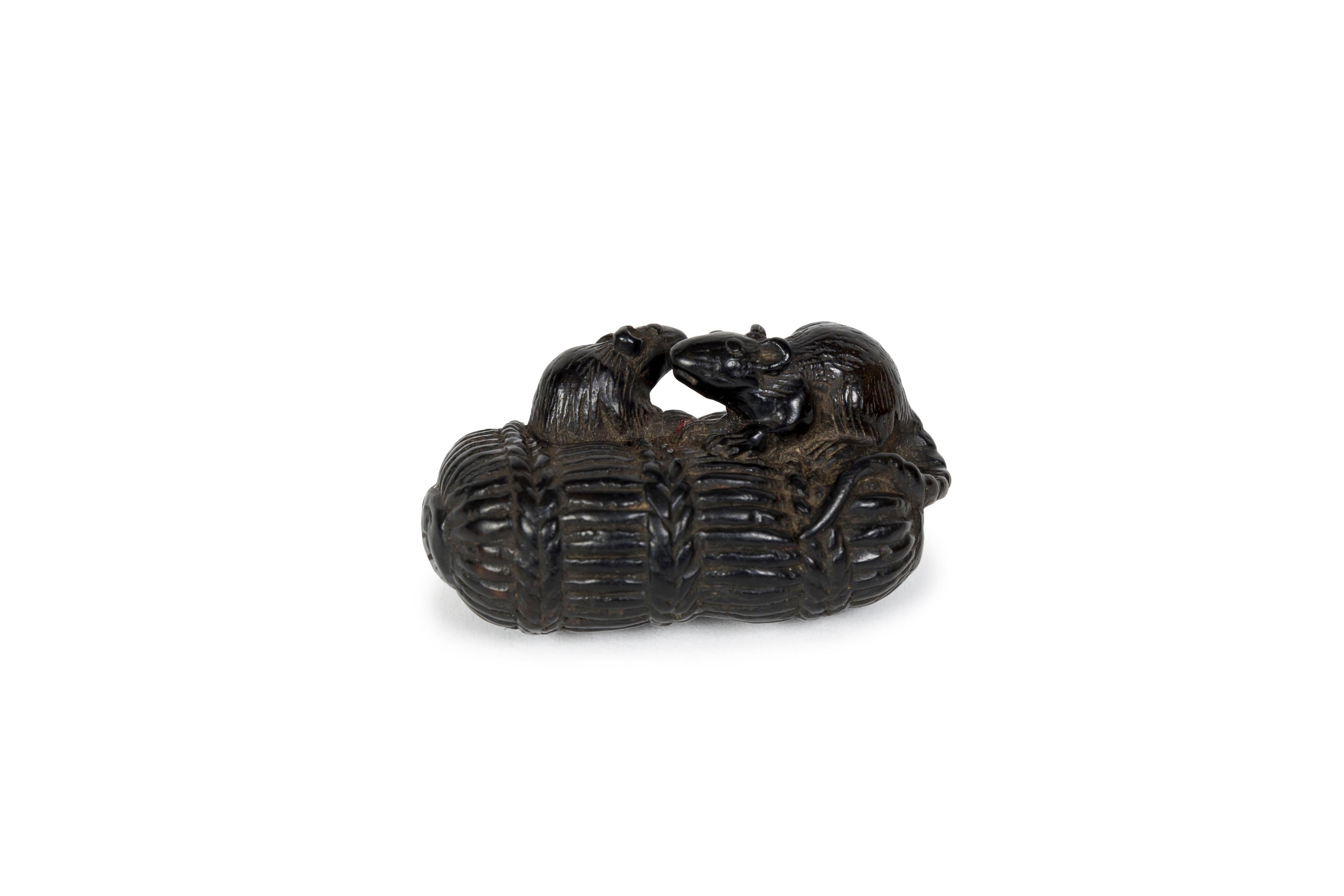 Meiji Netsuke en ébène en forme de deux mices sur une belle pièce d'osier en vente