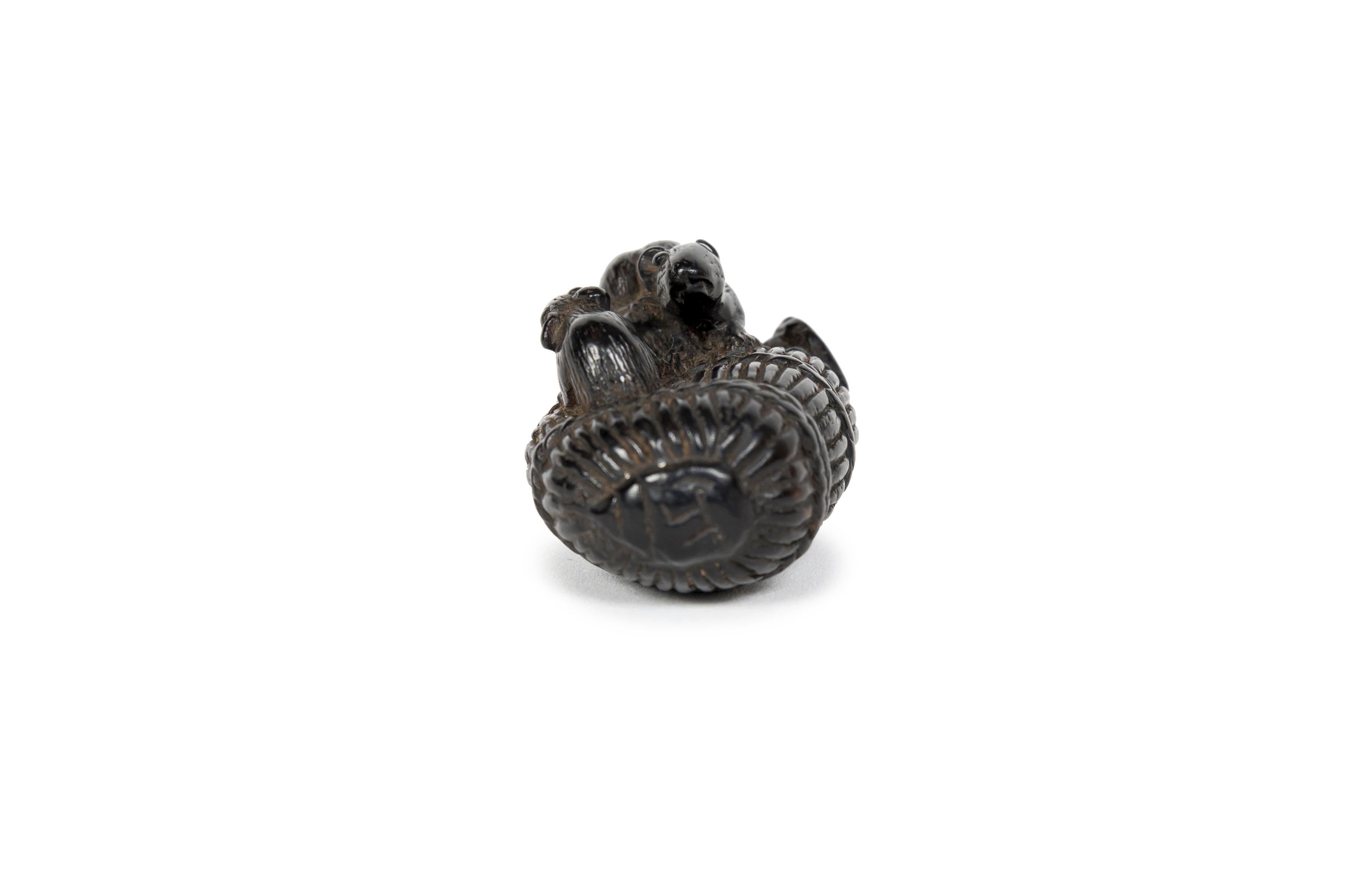 Netsuke en ébène en forme de deux mices sur une belle pièce d'osier Bon état - En vente à PARIS, FR