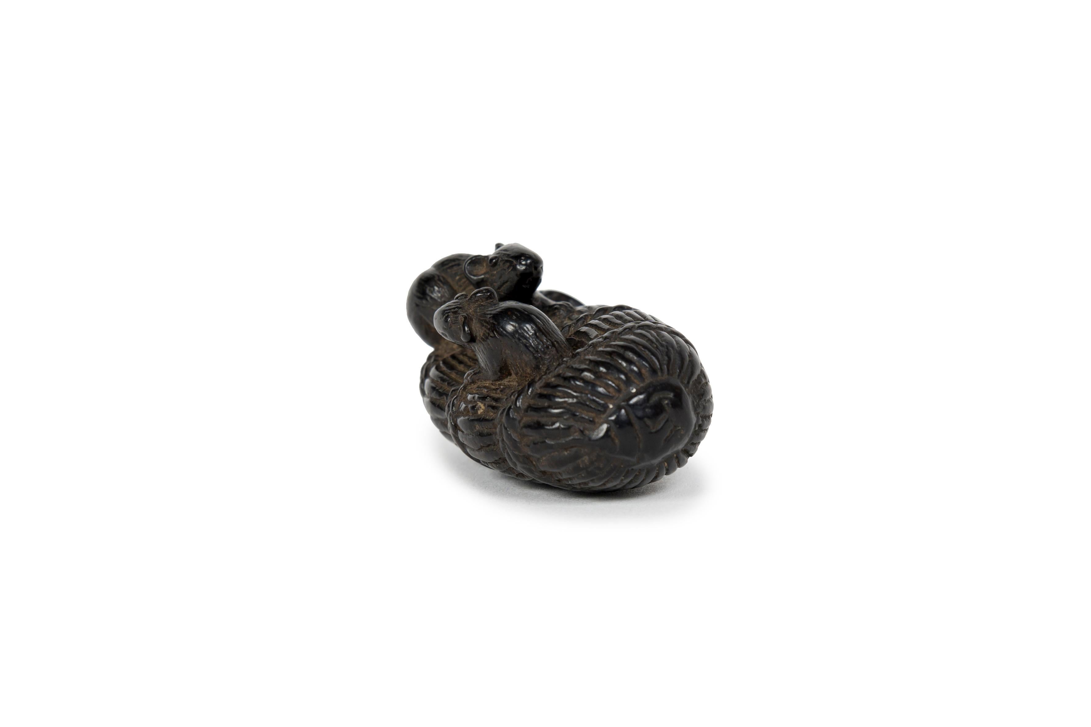 XIXe siècle Netsuke en ébène en forme de deux mices sur une belle pièce d'osier en vente