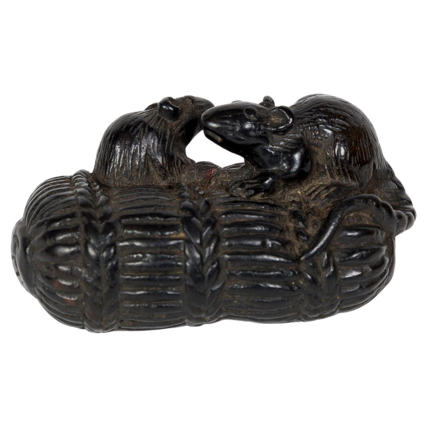 Netsuke en ébène en forme de deux mices sur une belle pièce d'osier en vente