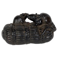 Netsuke in ebano a forma di due topi su un pregiato pezzo di vimini