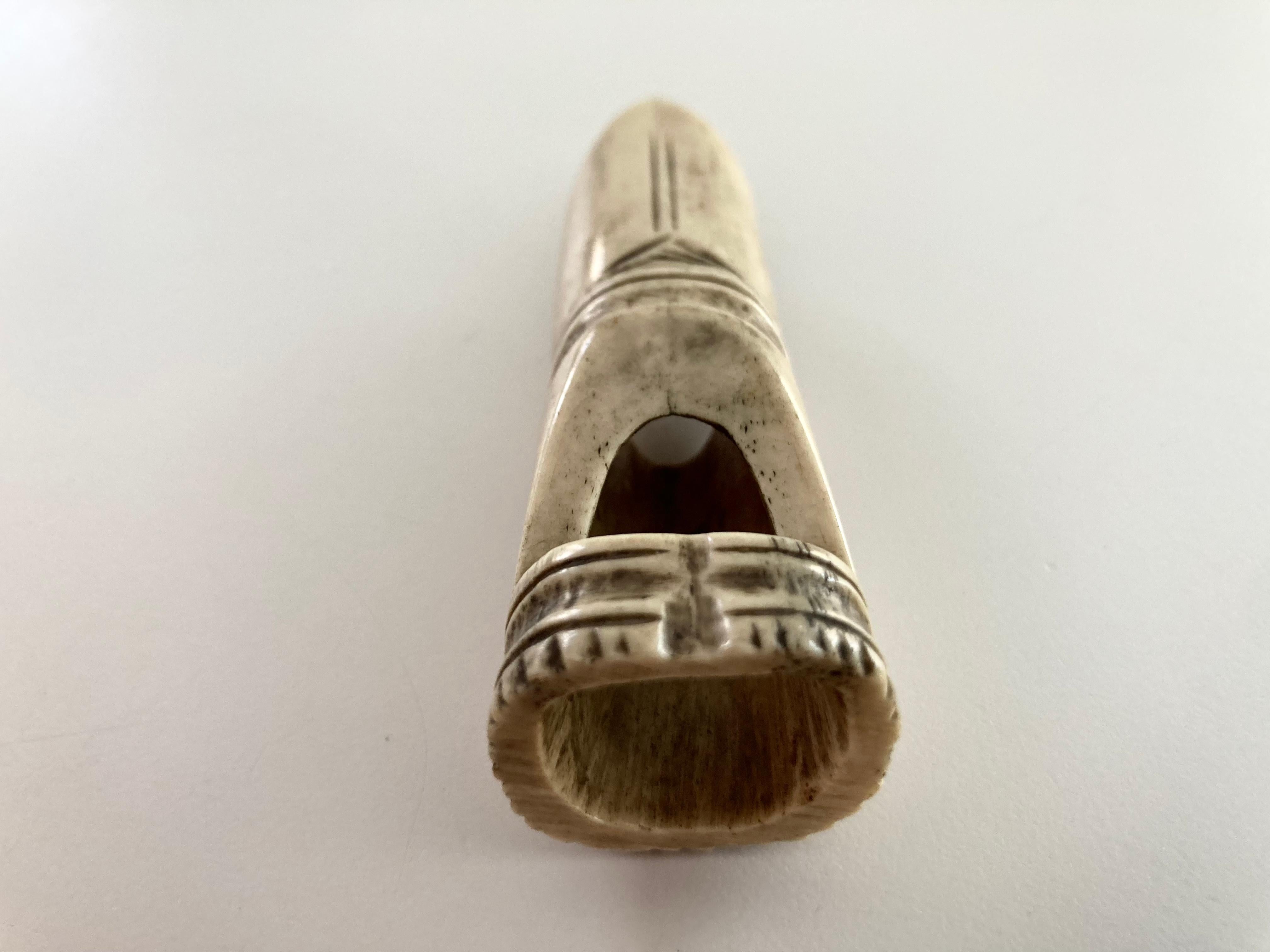 Sculpté à la main Netsuke en forme de soufflet de bambou en vente