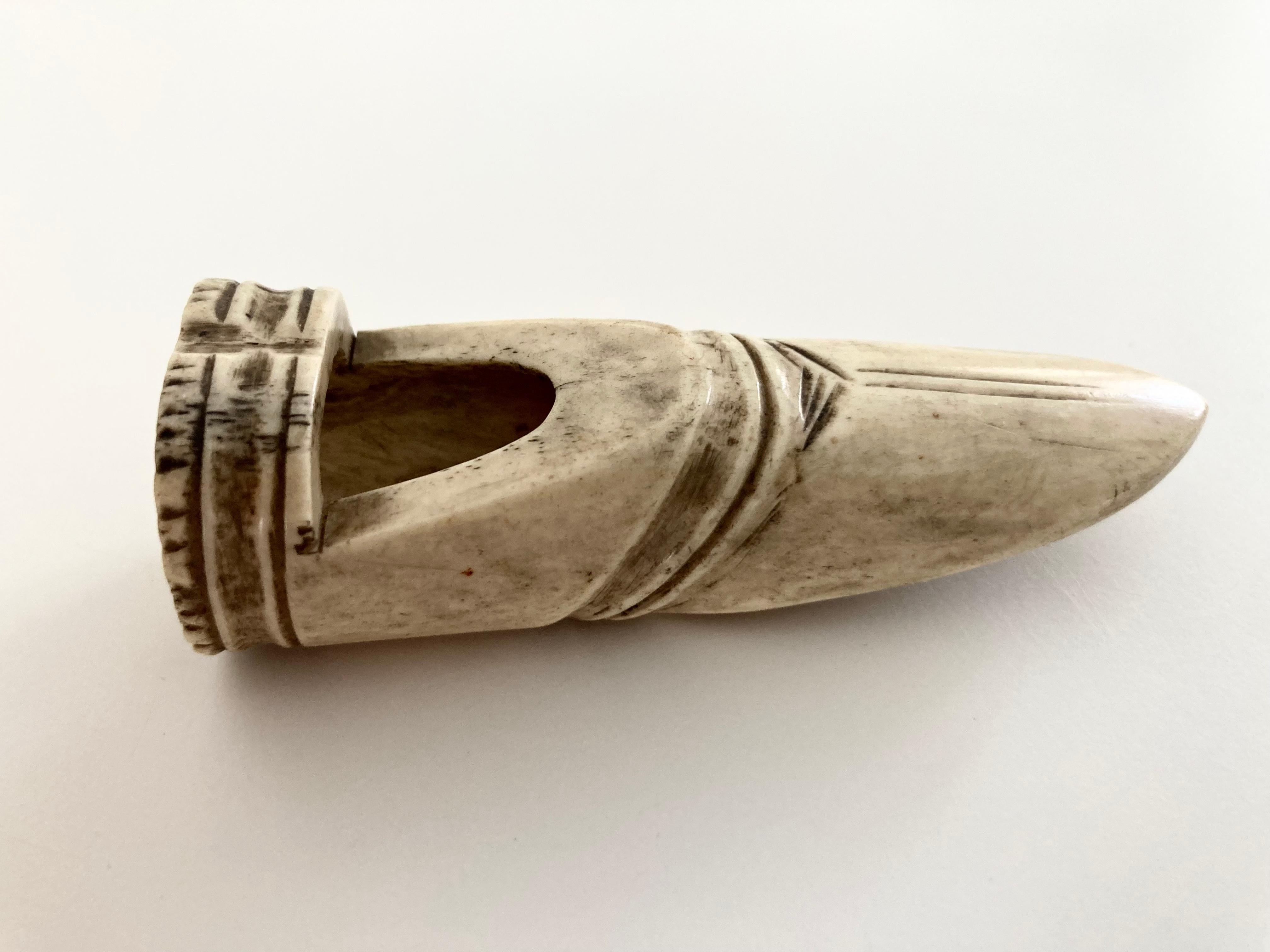 Netsuke en forme de soufflet de bambou Bon état - En vente à Bridgeport, CT