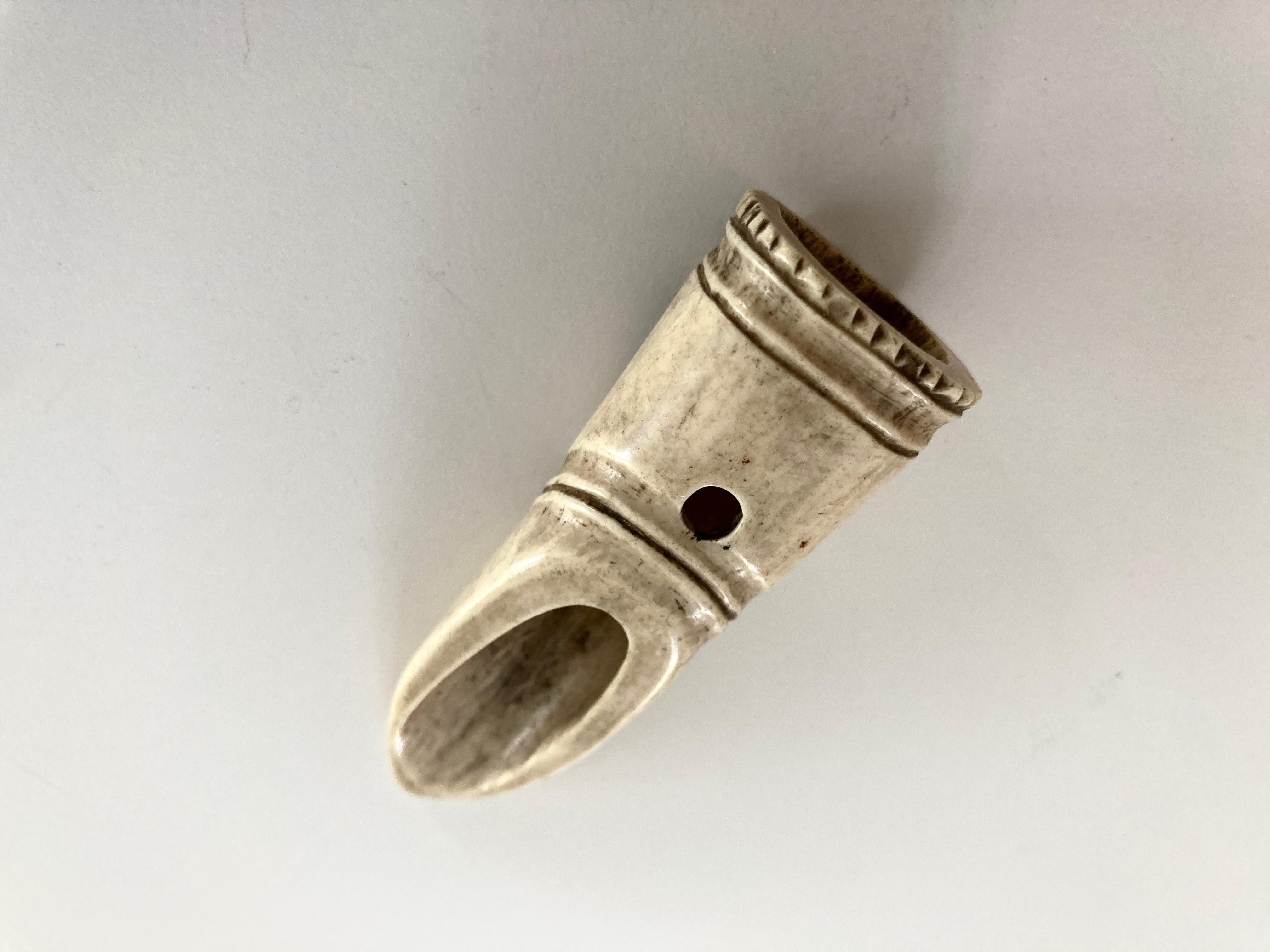 Bois cerf Netsuke en forme de soufflet de bambou en vente