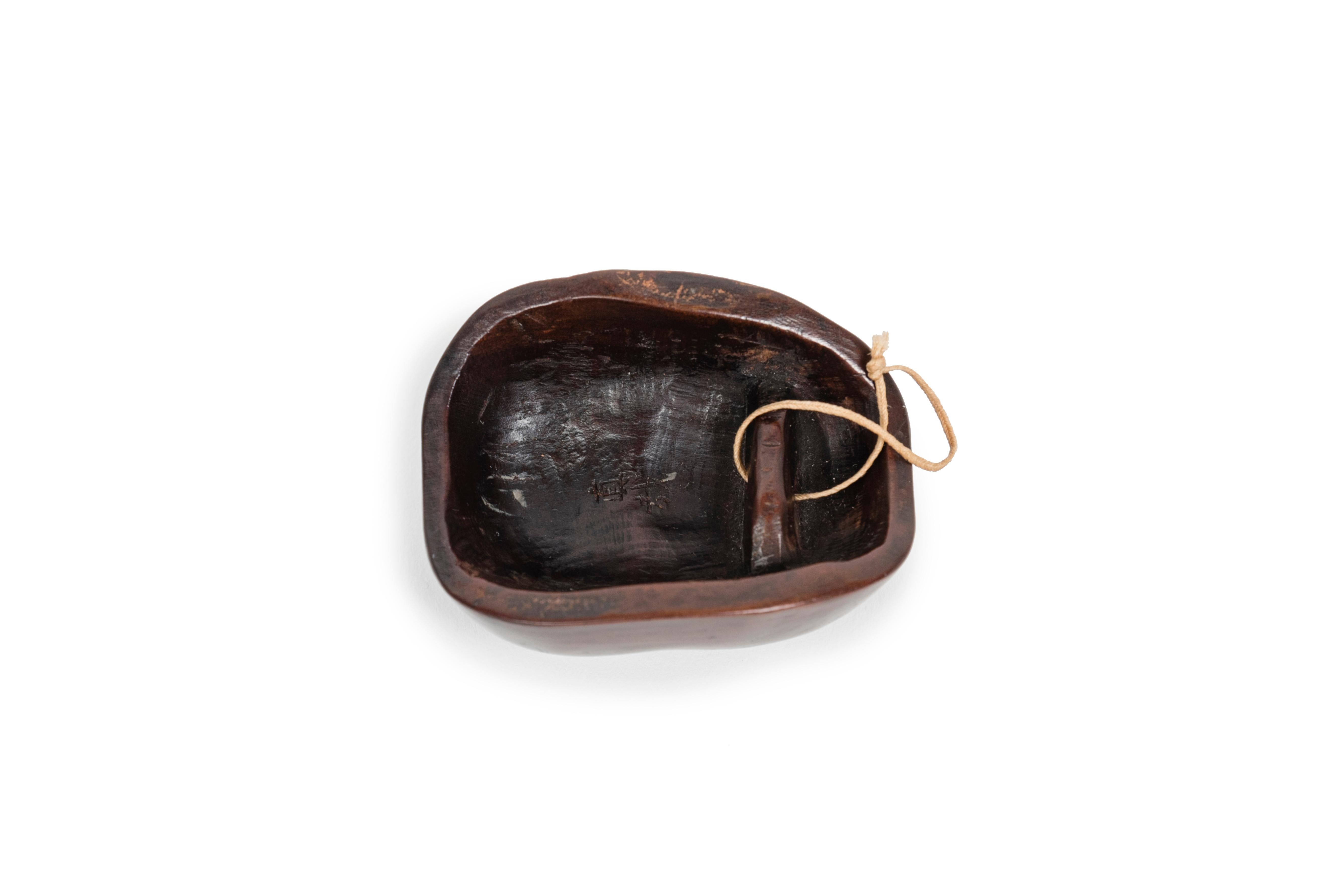 Netsuke in the form of a No mask representing the character of Hyottoko In Good Condition For Sale In PARIS, FR