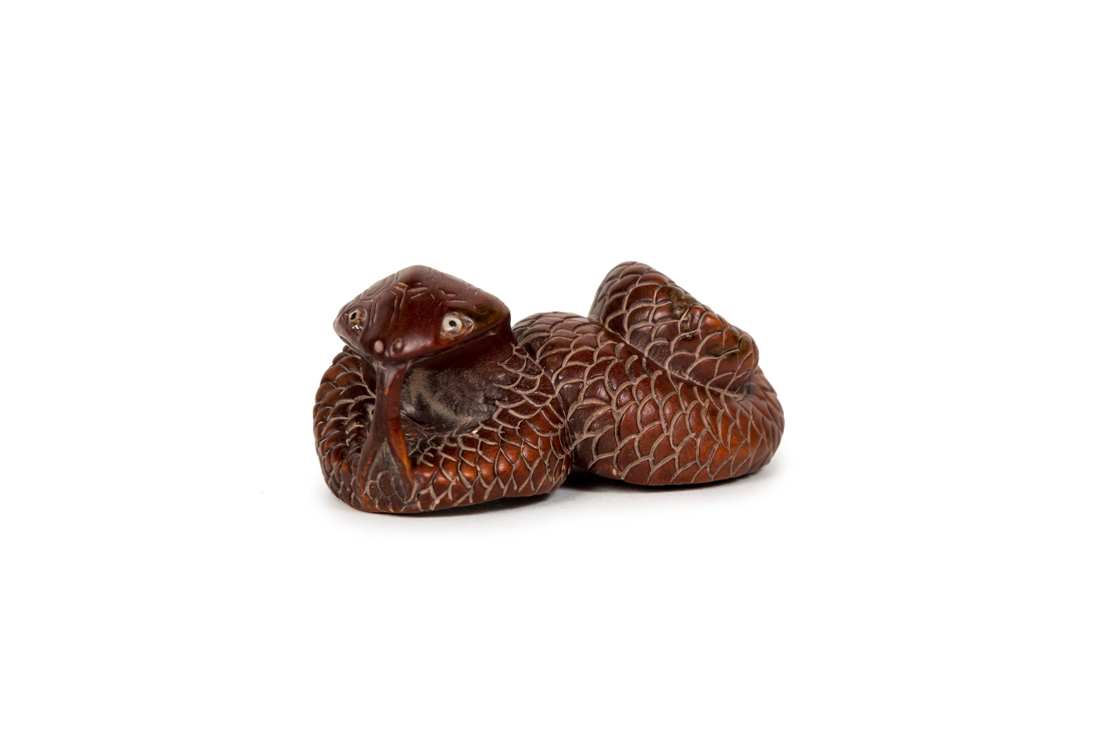 Meiji Netsuke en forme de serpent en buis avec yeux incrustés et signature en vente