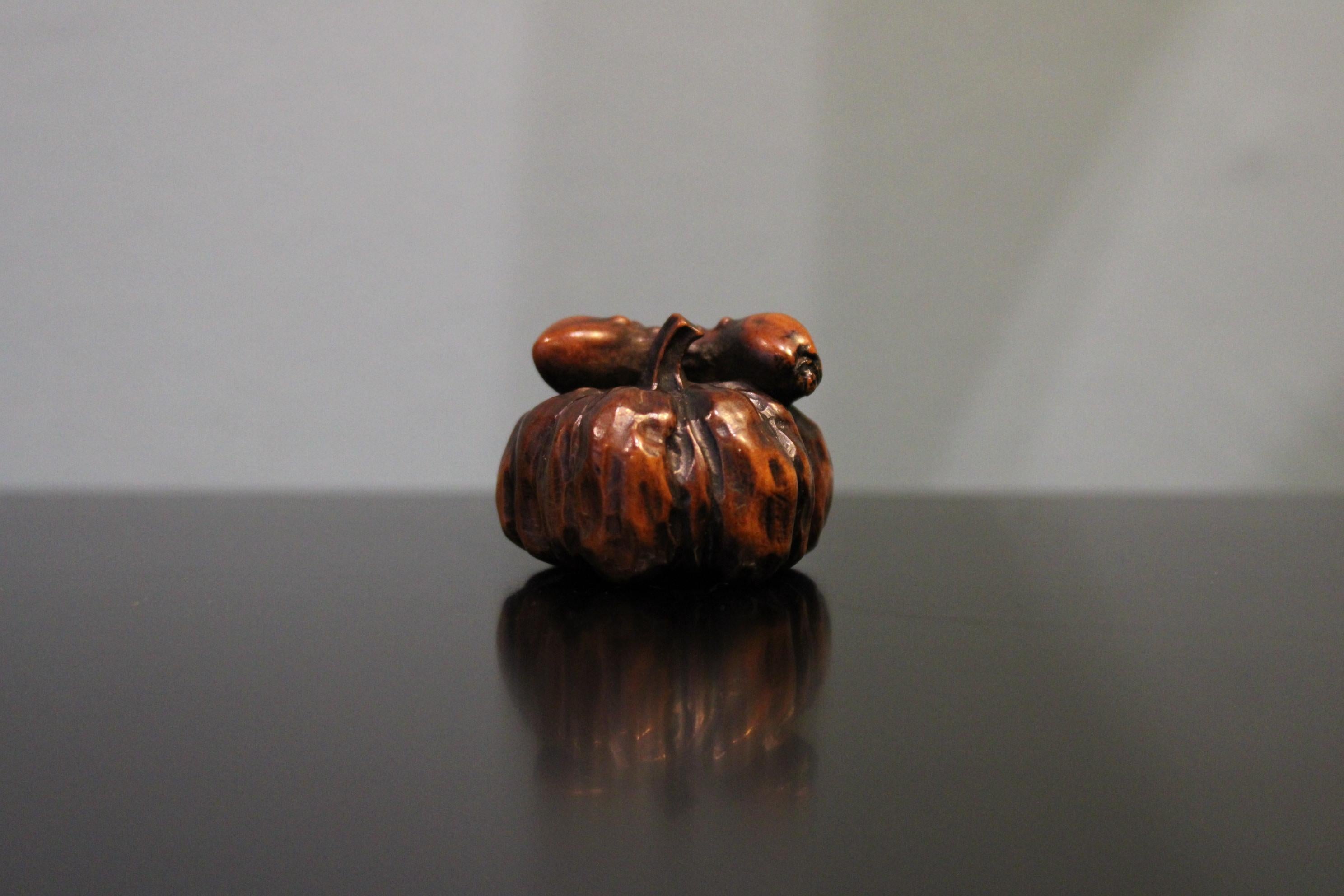 Japan Netsuke, circa 1900.
Bitter apple.
Carved and patinated boxwood.
Measures: H. 2.5 cm. L. 3.5 cm.
