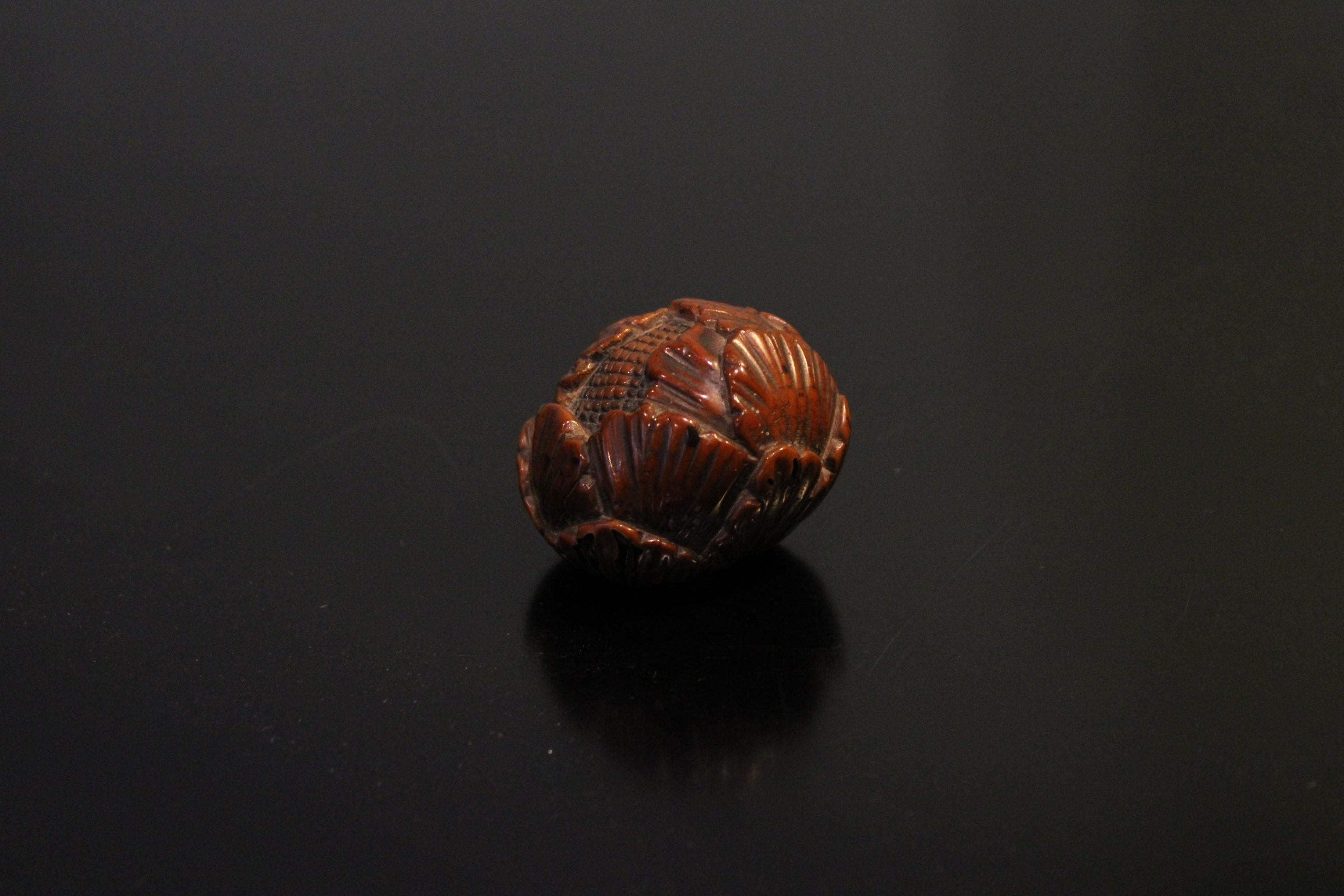 Netsuke, Japan early 20th century. Signed.
Bud. 
Carved, incised and patinated boxwood.
Measures: H. 3.5 cm. L. 4.5 cm.