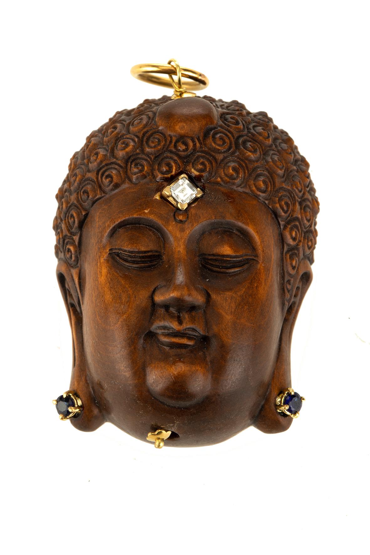 Netsuke en bois de boit de rose signé par l'artiste bois or 18 k  gr 5,40 Collier Diamant Blu Sapphire.
Le pendentif est livré avec un collier en soie mais un collier en or est disponible sur demande.
Tous les bijoux Giulia Colussi sont neufs et