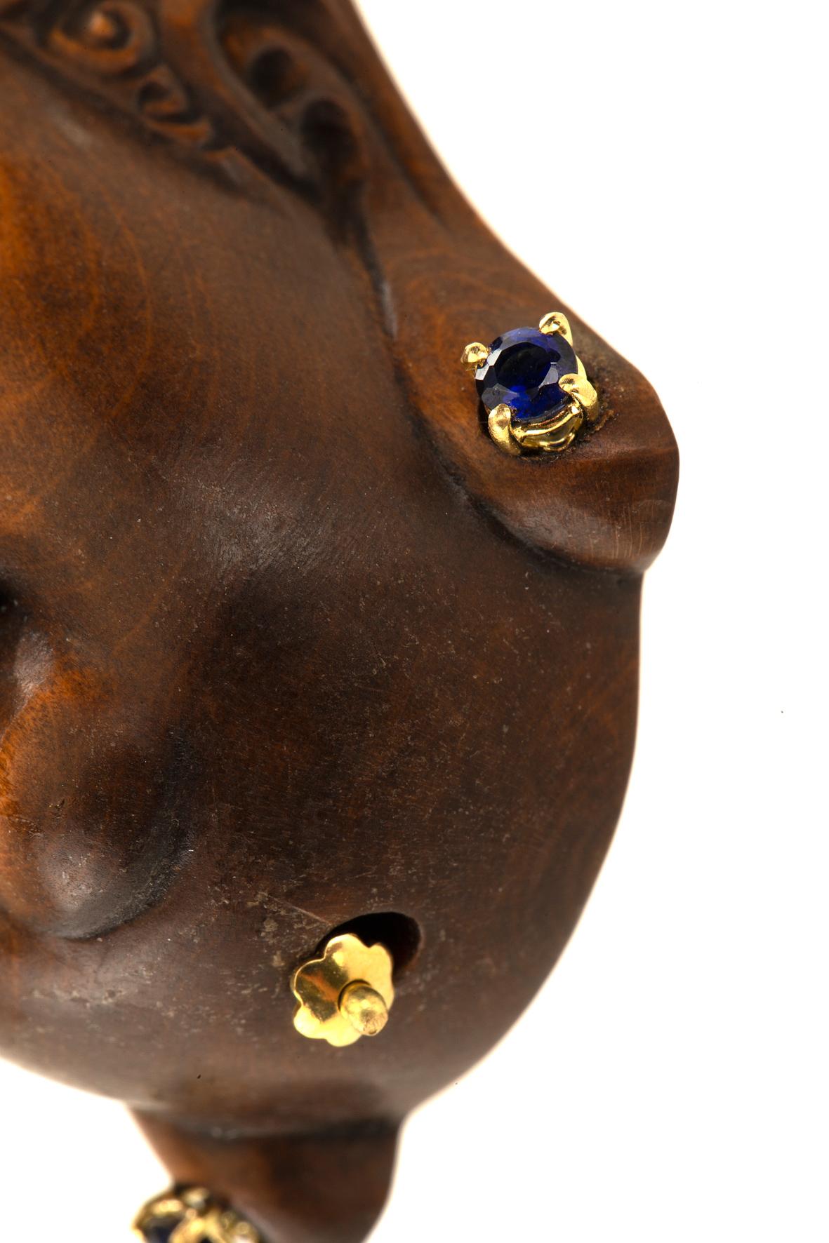 Taille mixte Netsuke Wood Collier en or 18 carats avec diamants et saphirs bleus en vente