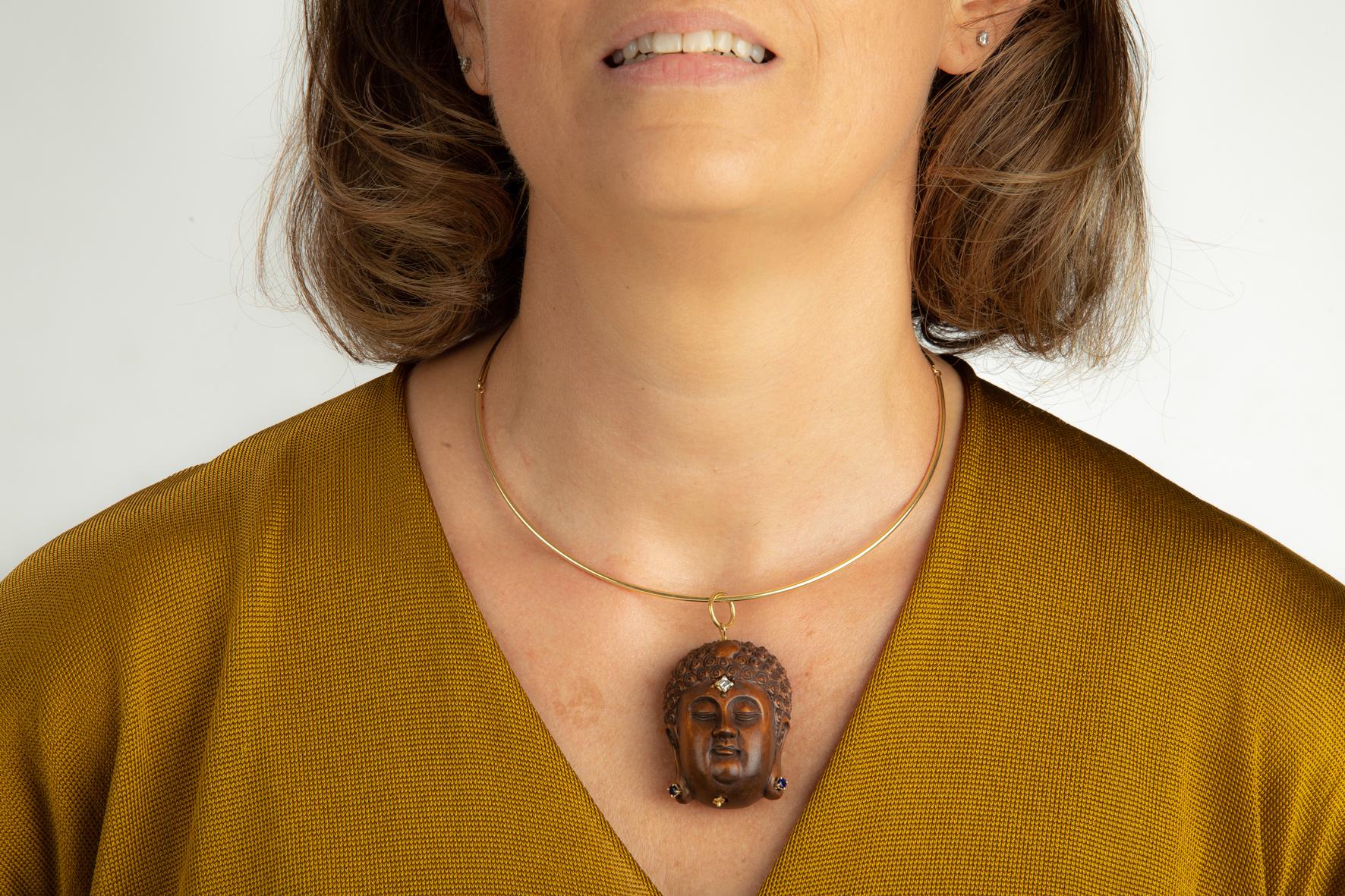 Netsuke Wood Collier en or 18 carats avec diamants et saphirs bleus en vente 2