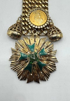 Collar de Nettie Rosenstein de los años 50 con medallón heráldico dorado, moneda y colgante tipo fob