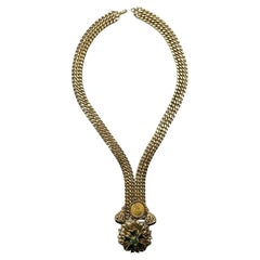 Collar de Nettie Rosenstein de los años 50 con medallón heráldico dorado, moneda y colgante tipo fob