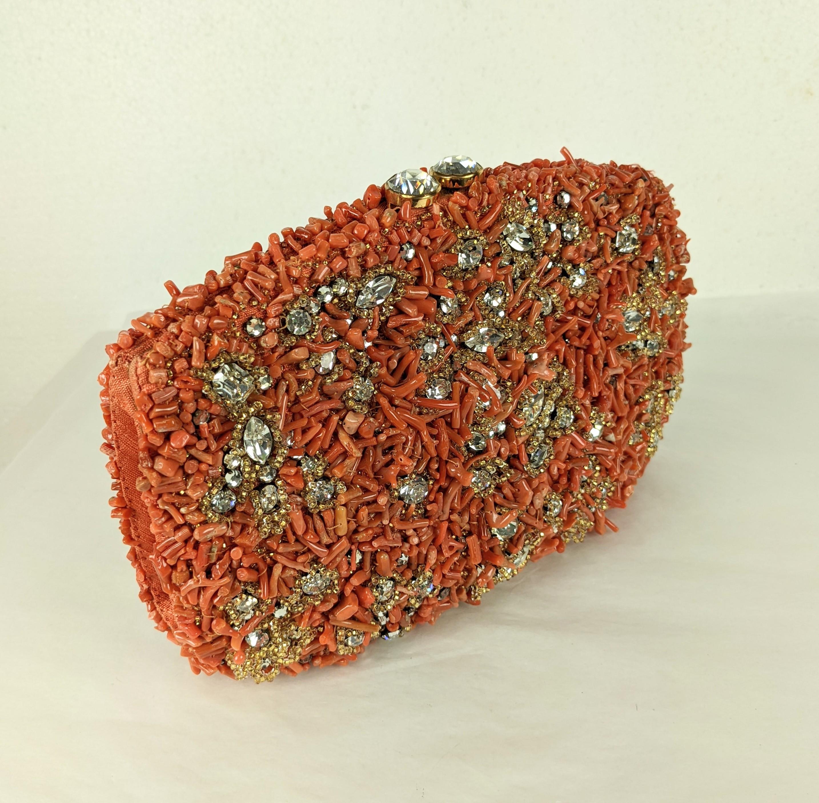 Nettie Rosenstein Clutch aus Koralle und Pavé-Kristall im Zustand „Gut“ im Angebot in New York, NY