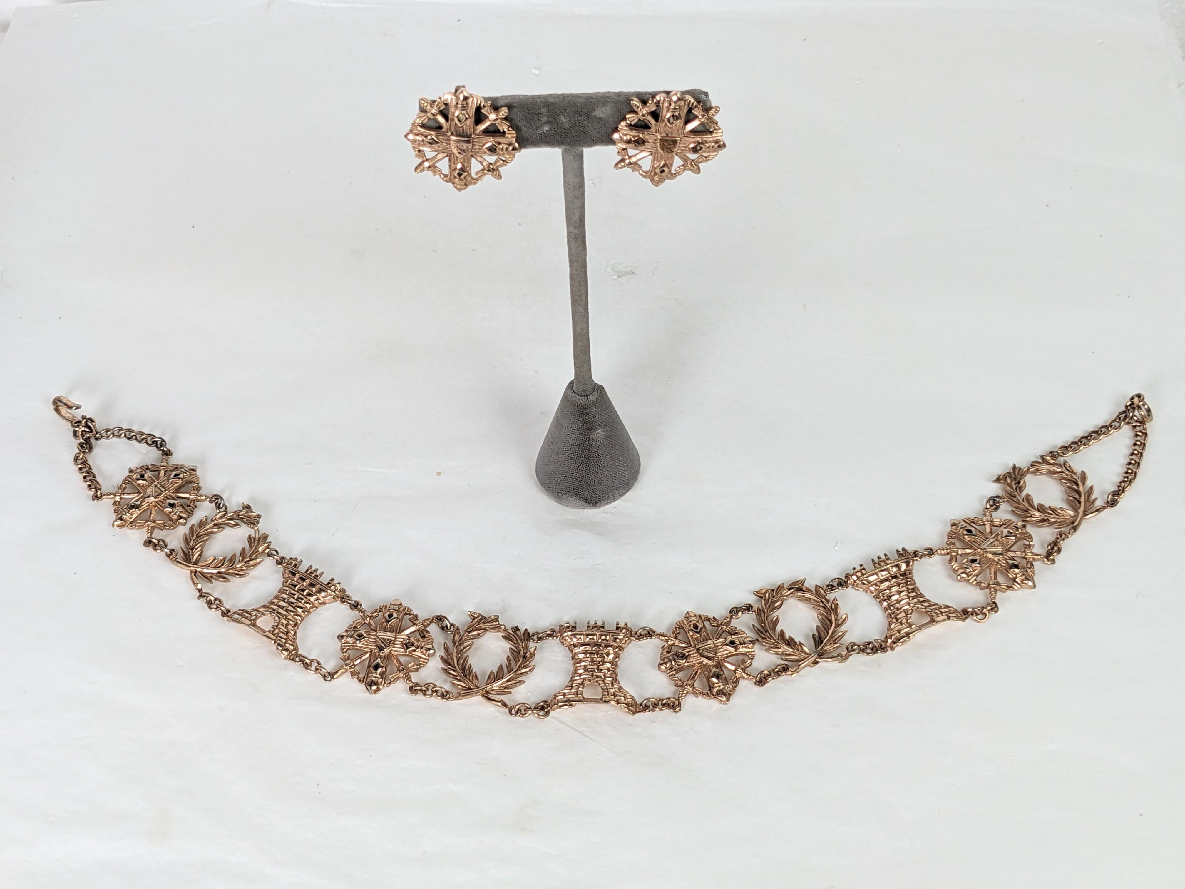 Lovely Nettie Rosenstein Sterling Heraldic Rose Gold Vermeil Kragen und Ohrringe aus den 1940er Jahren. Entworfen mit Gliedern von Schlössern, Kränzen und Wappen aus Sterling mit einer rosa Goldwäsche. Passende 1