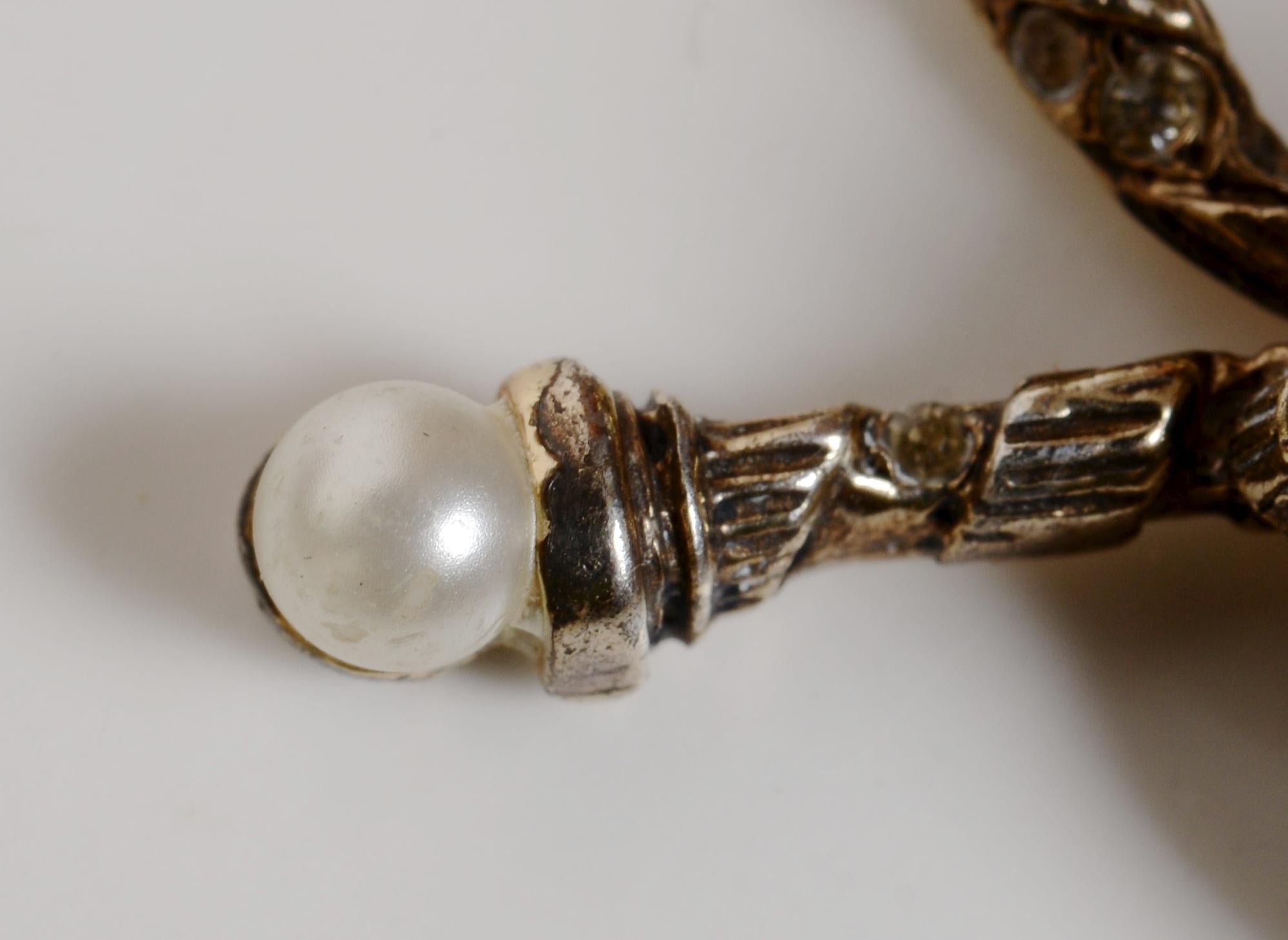 Nettie Rosenstein Spilla di spada in argento montata con perle finte e strass In condizioni ottime in vendita a valatie, NY