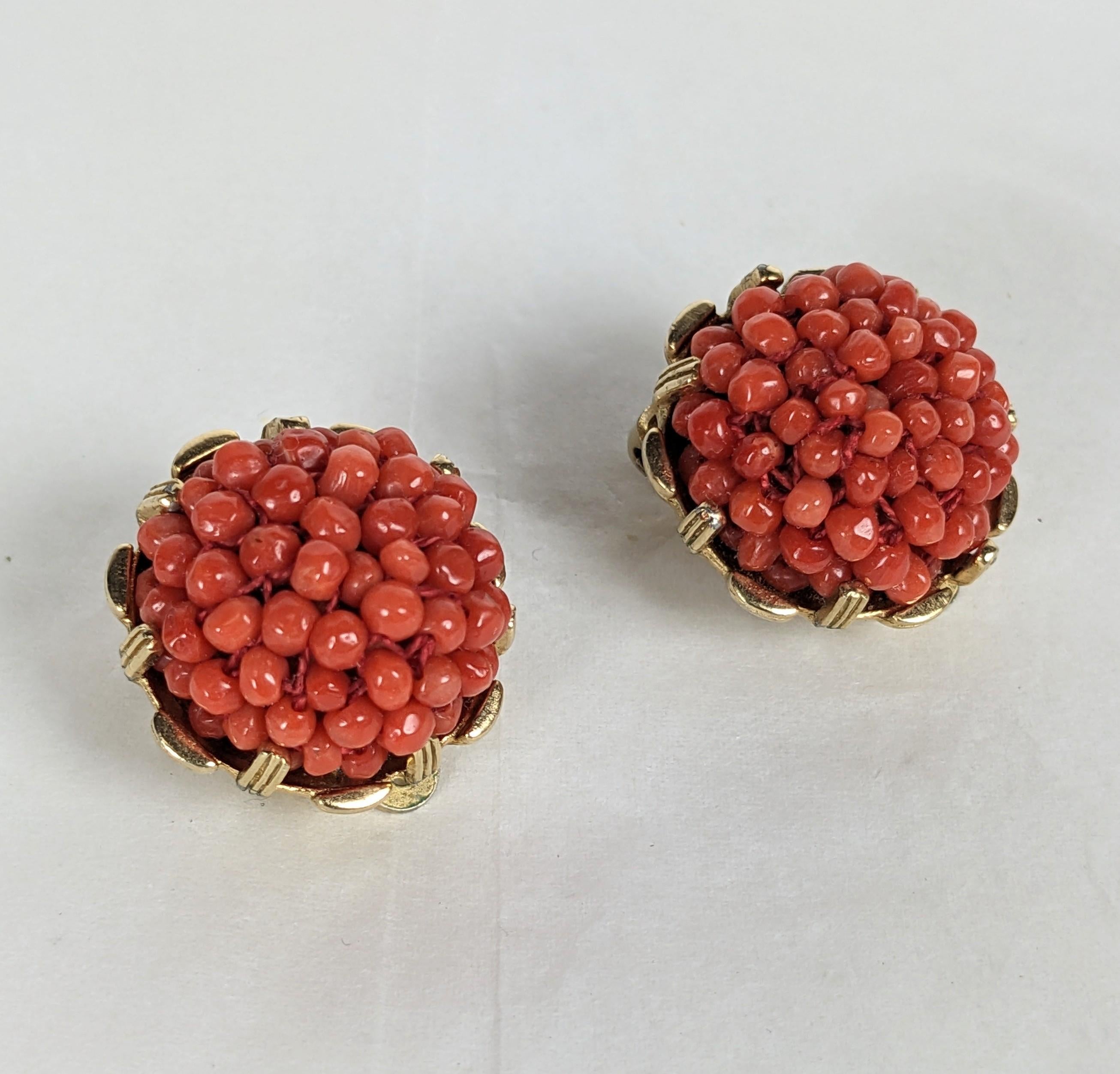 Pendientes de cuentas de coral tejidas Nettie Rosenstein de los años 50. Engaste dorado con bolas de cuentas de coral natural tejido. Accesorios con clip. Aprox. 1