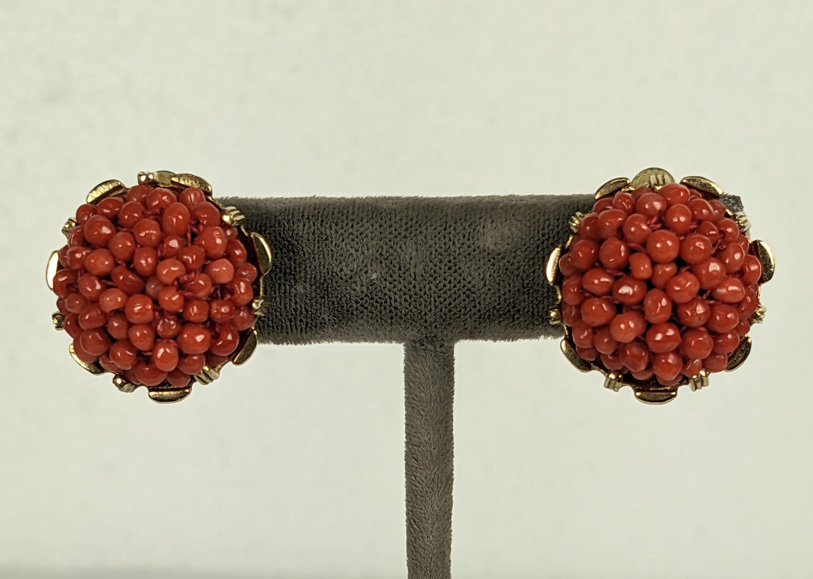 Pendientes de cuentas de coral tejidas Nettie Rosenstein en Bueno estado para la venta en New York, NY