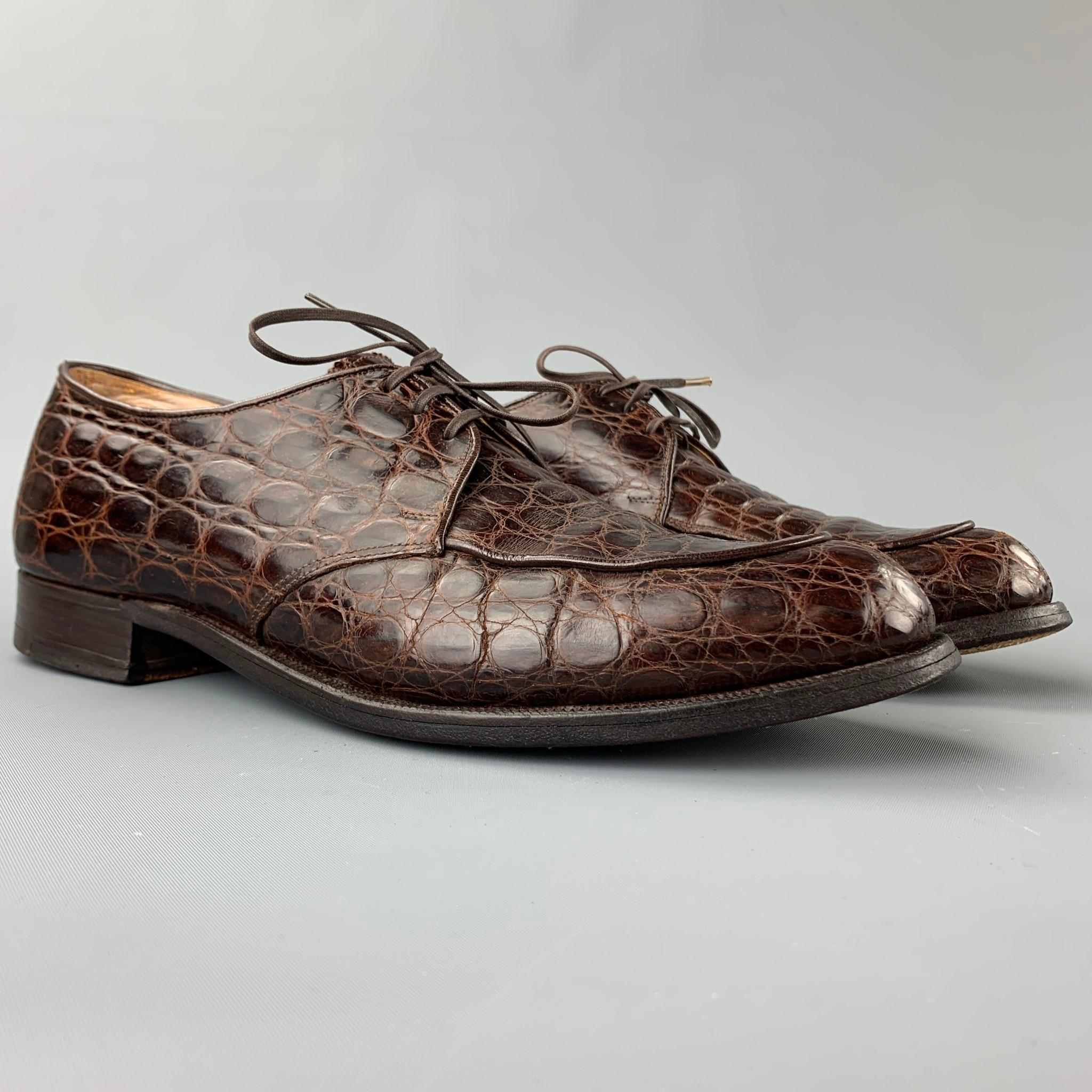 NETTLETON shoes comes in a brown embossed leather featuring a cap toe, top stitching, wooden sole, and a lace up closure. Moderate wear.

Good Pre-Owned Condition.
Marked: 9 B/D

Outsole: 

11.5 in. x 4 in. 