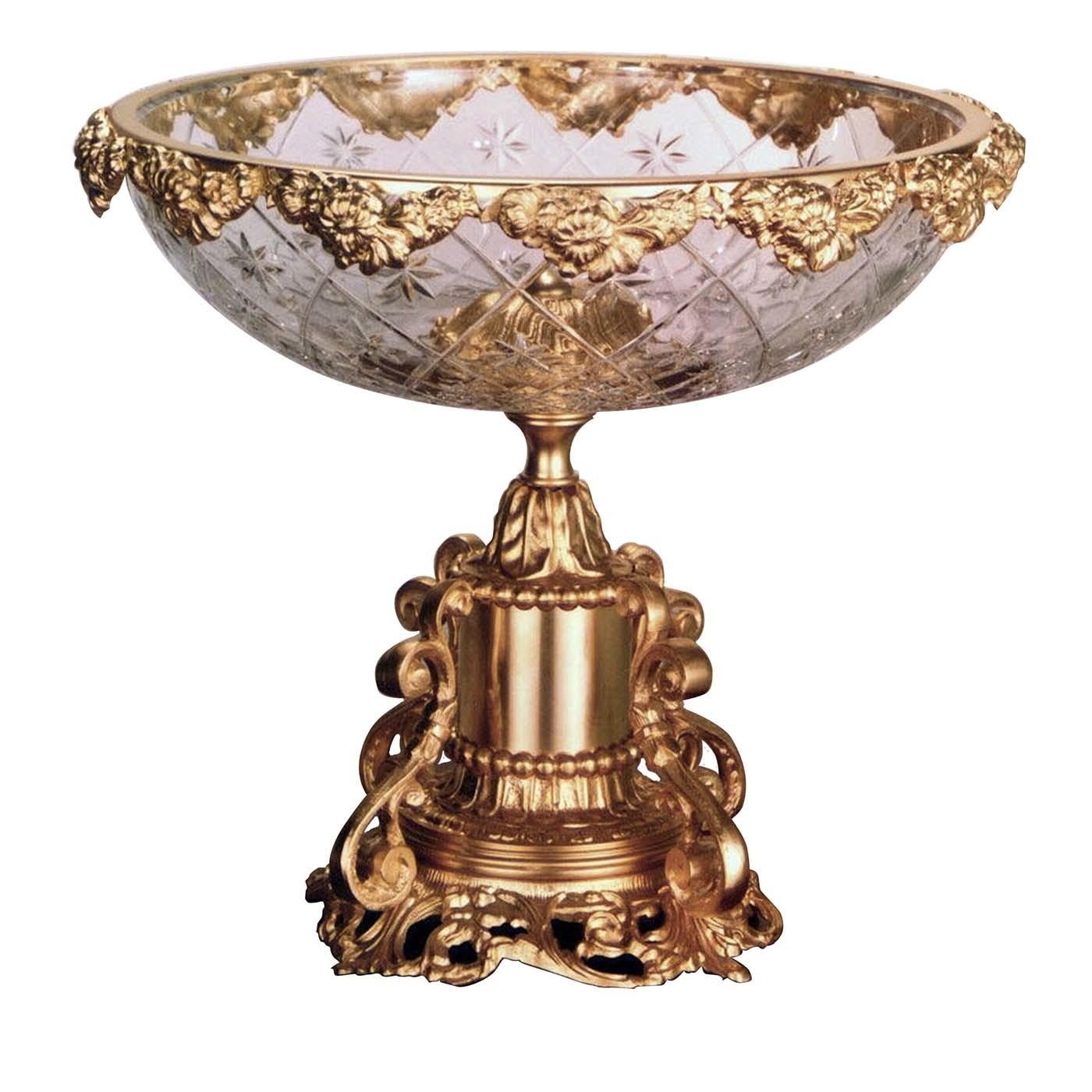 This superb centerpiece will create a lavish accent on a dining table, a mantelpiece, or a console, thanks to its exquisite craftsmanship and the use of high-quality materials. Particularly suitable for a classic decor, this versatile piece rests on