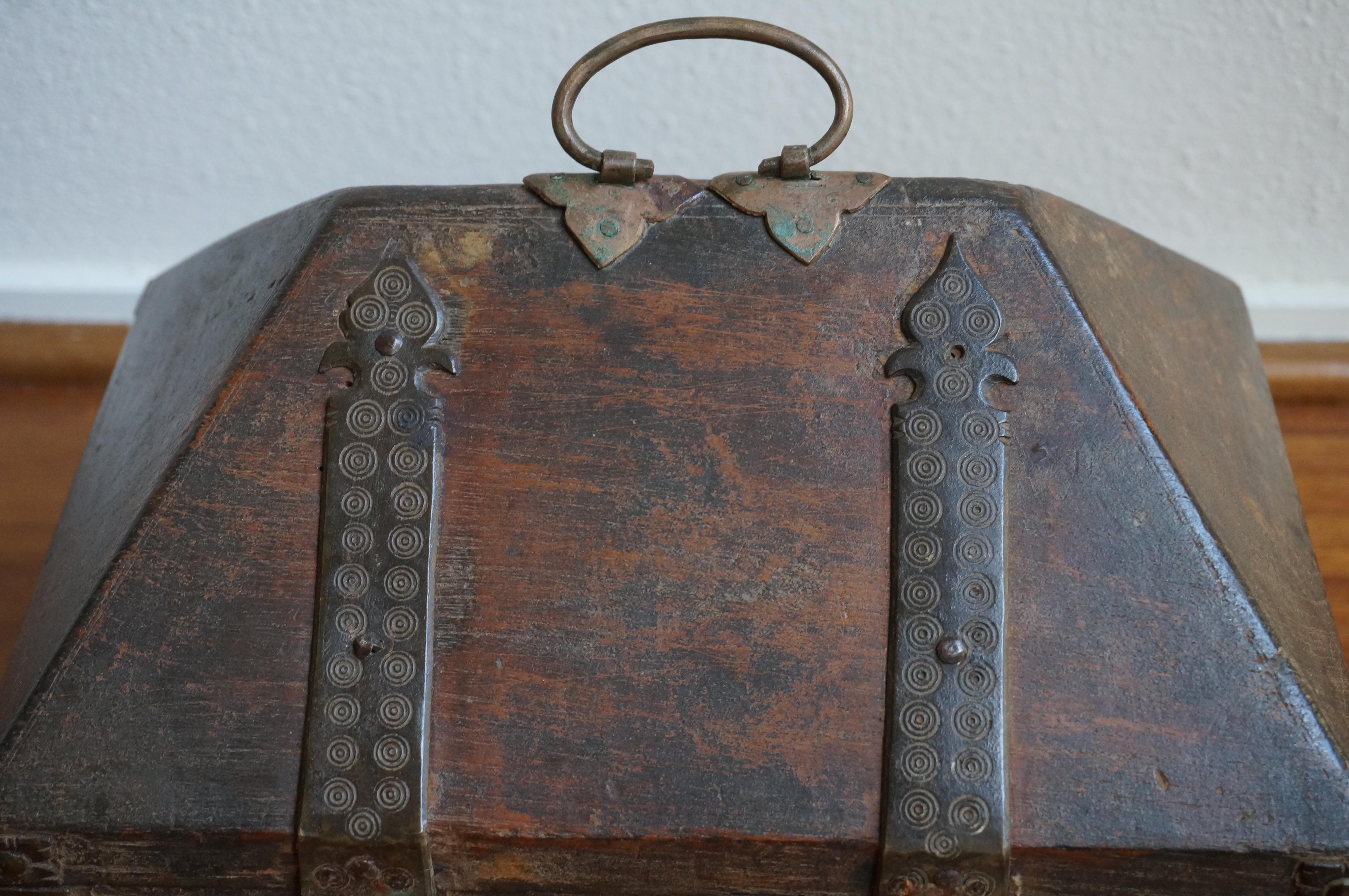 Nettur Petti-Schmuckkästchen, Dowry-Schachtel, Indien, 18. Jahrhundert (Metall) im Angebot