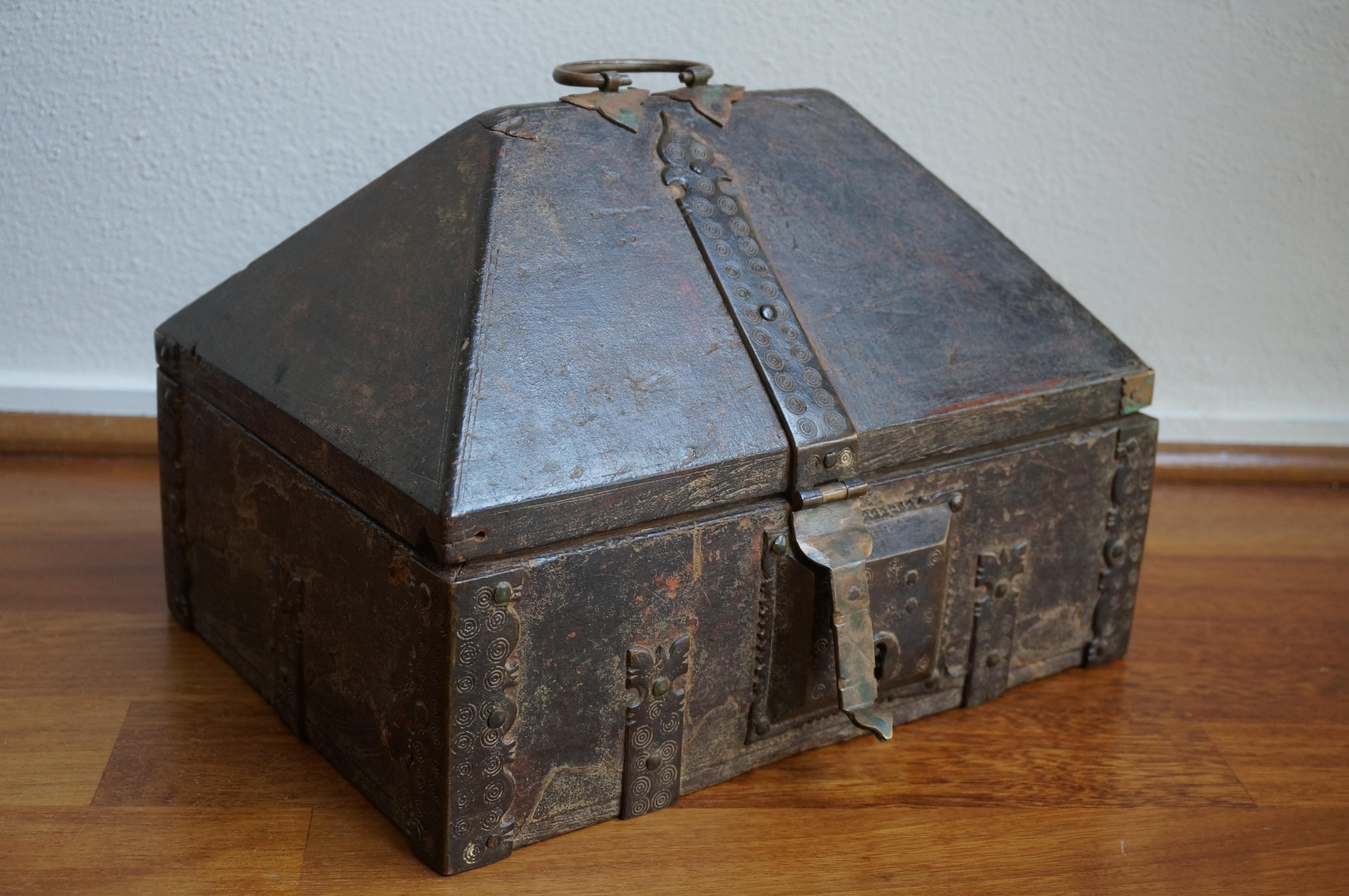 Metal Nettur Petti jewellery box, Dowry box, India, 18th century For Sale