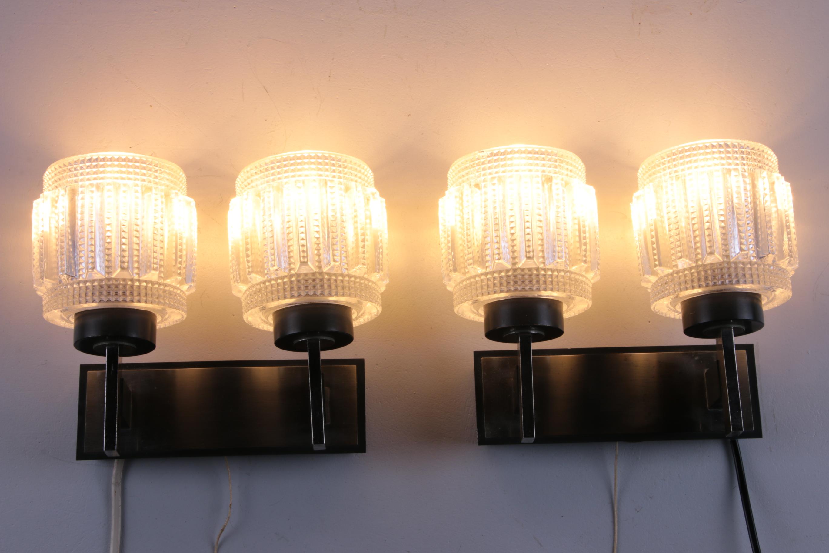 A set of two beautifully and stylishly designed wall lamps by Neuhaus Leuchten. You don't come across this model very often. And certainly not two.

The lamps have a pull cord for switching the lamp on and off.

The lamps have sleek glass caps
