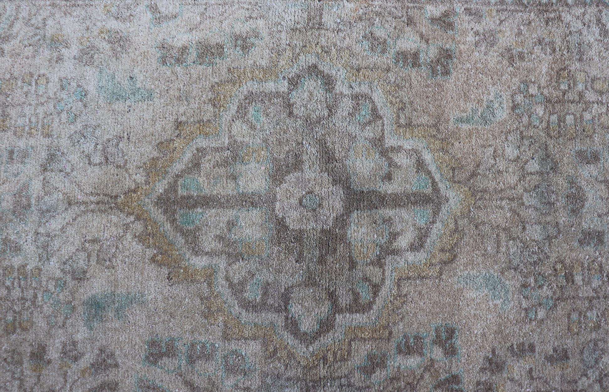 Persiano Tappeto persiano vintage Lilihan dai toni neutri e terrosi con medaglione in Taupe in vendita