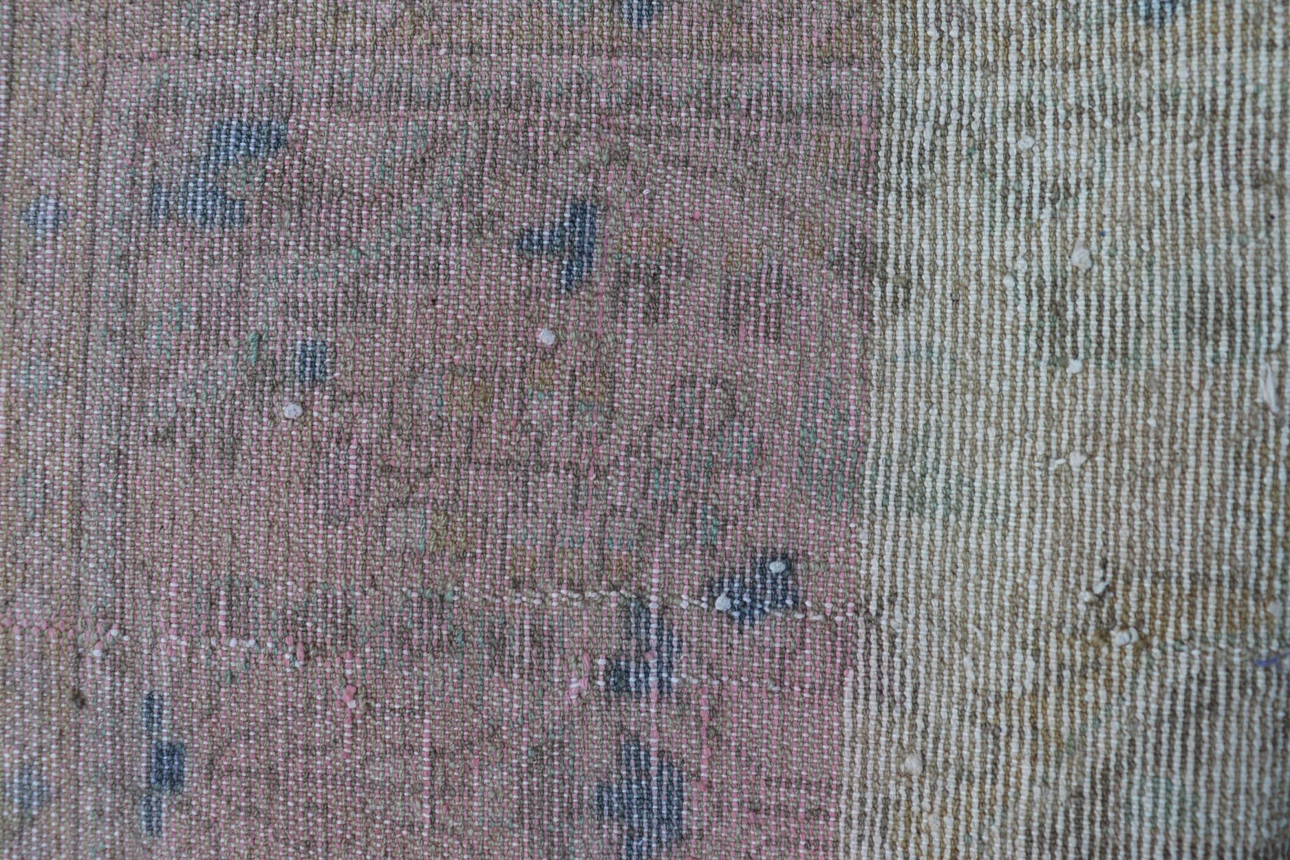 Annodato a mano Tappeto persiano vintage Lilihan dai toni neutri e terrosi con medaglione in Taupe in vendita