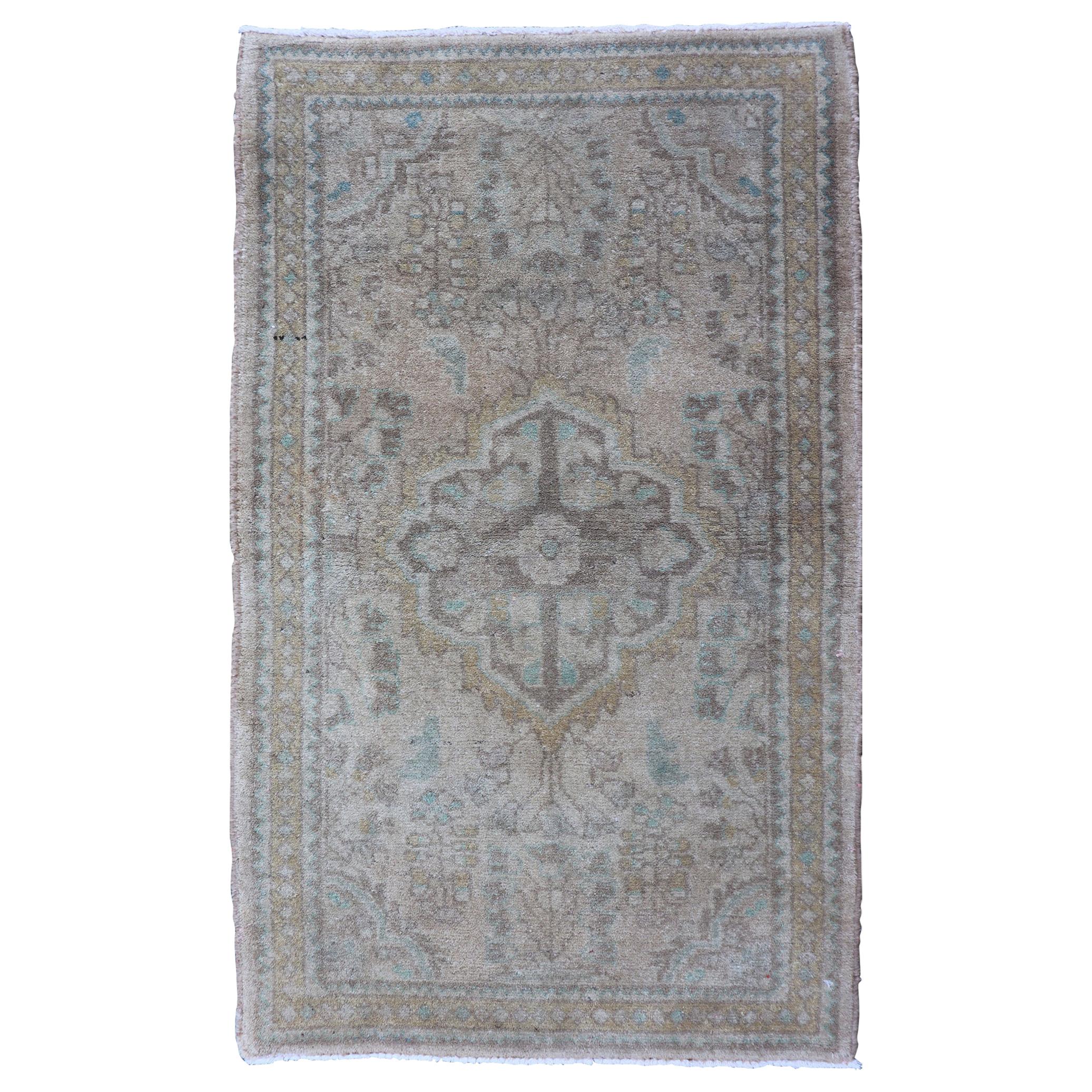Persischer Lilihan-Teppich im Vintage-Stil, neutral und erdfarben, mit Medaillon in Taupe