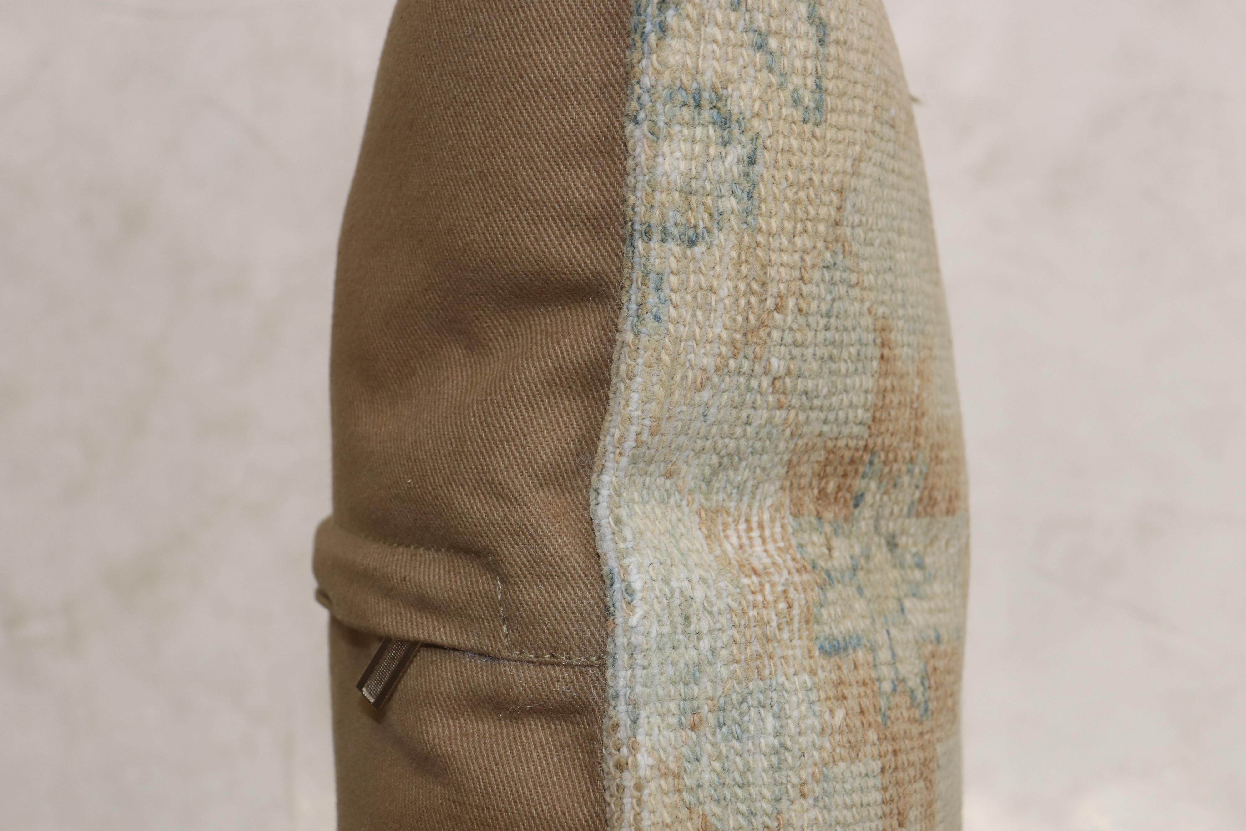 Coussin de taille carrée fabriqué à partir d'un tapis persan Serab du 20e siècle. Fermeture à glissière, insert en polyfill fourni.

Mesures : 17
