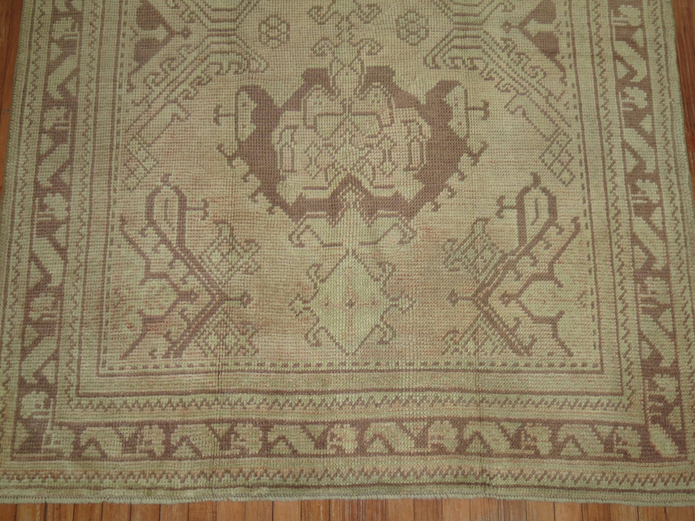 An antique Turkish Oushak rug in taupe, beige and brown accents. Recommended for an entry / foyer space, circa 1920s.

Size: 5'1” x 8'1”.